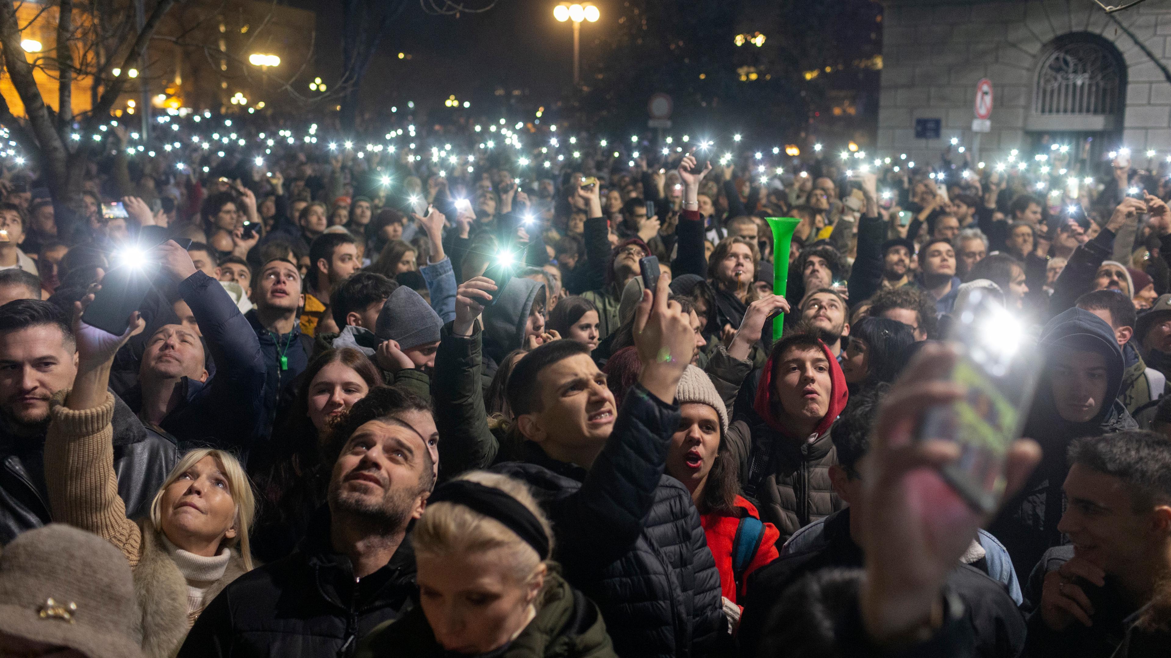 Anhänger der serbischen Opposition halten Lichter während einer Demonstration, an der mehrere tausend Menschen teilnehmen am 18.12.2023.