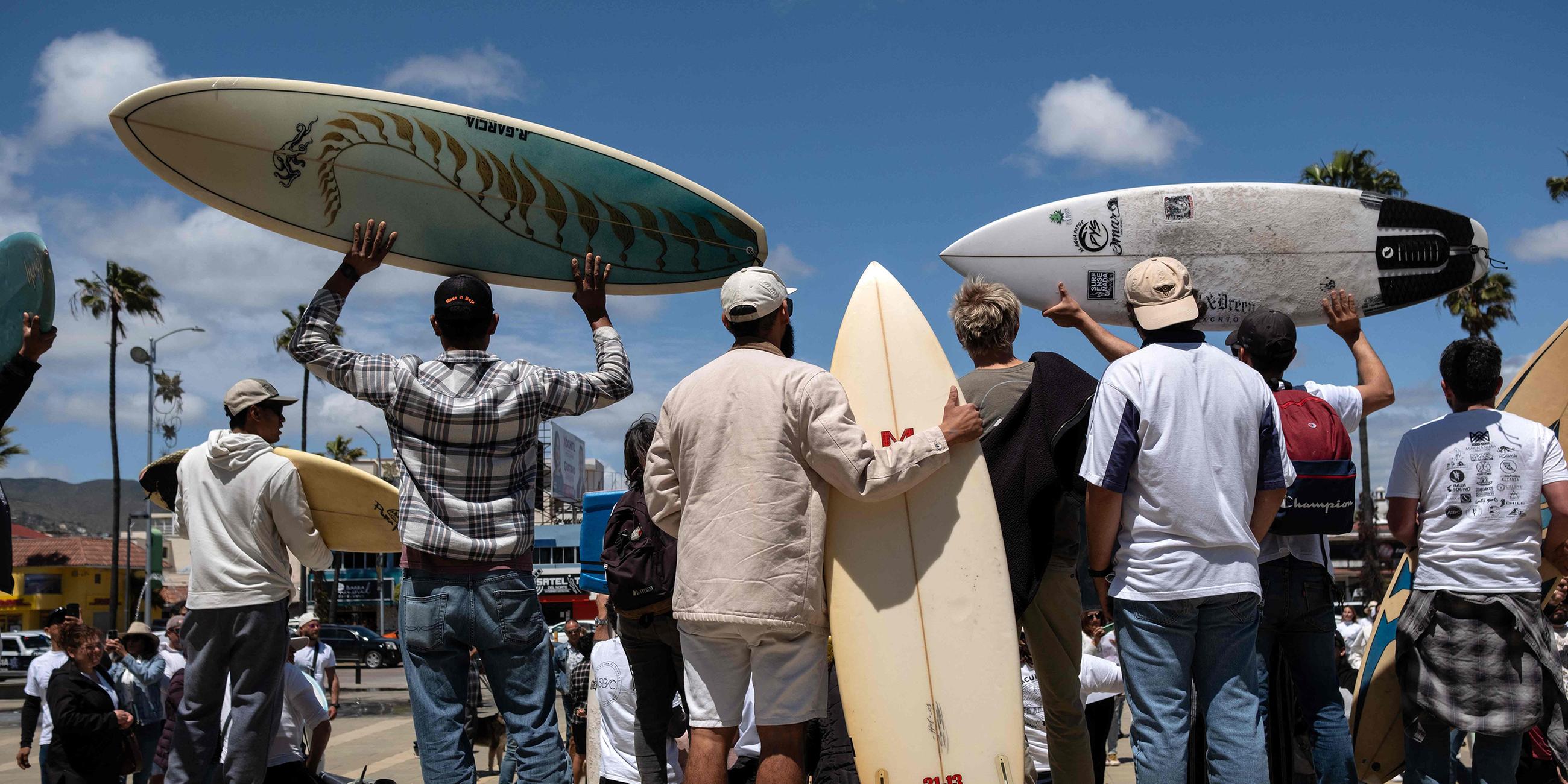 Mitglieder der Surfergemeinde protestieren in Ensenada gegen die Unsicherheit nach dem Verschwinden zweier Australier und eines Amerikaners während eines Surftrips.