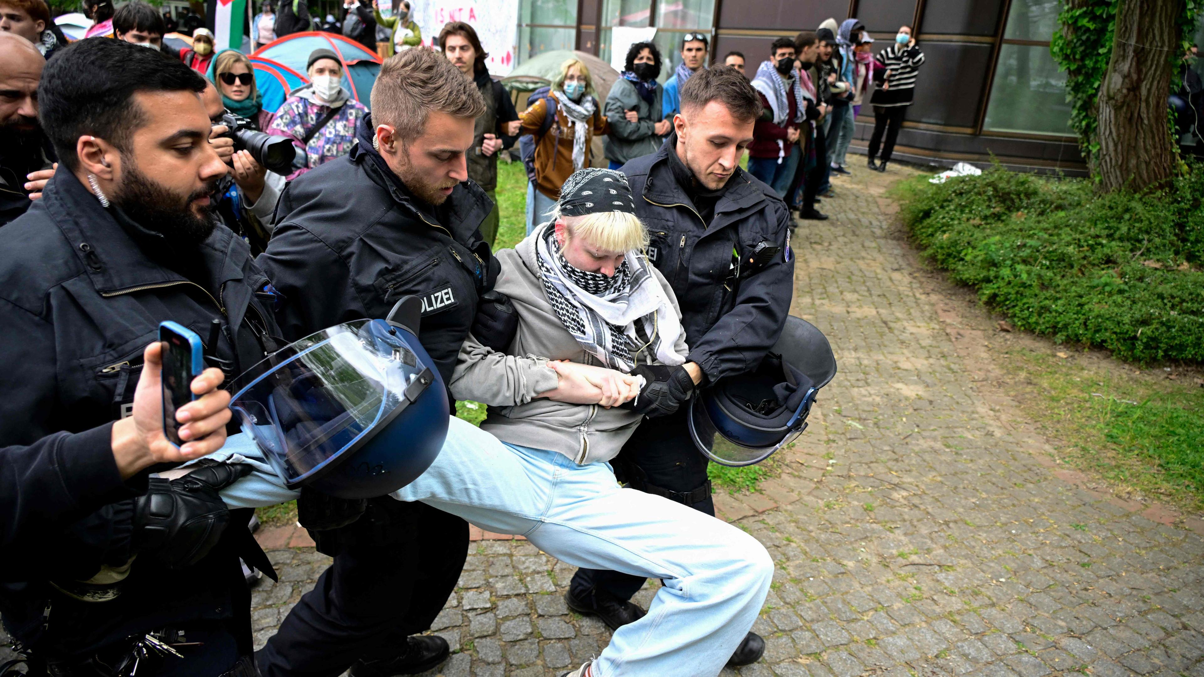 Protestcamp an der FU Berlin wird von der polizei geräumt
