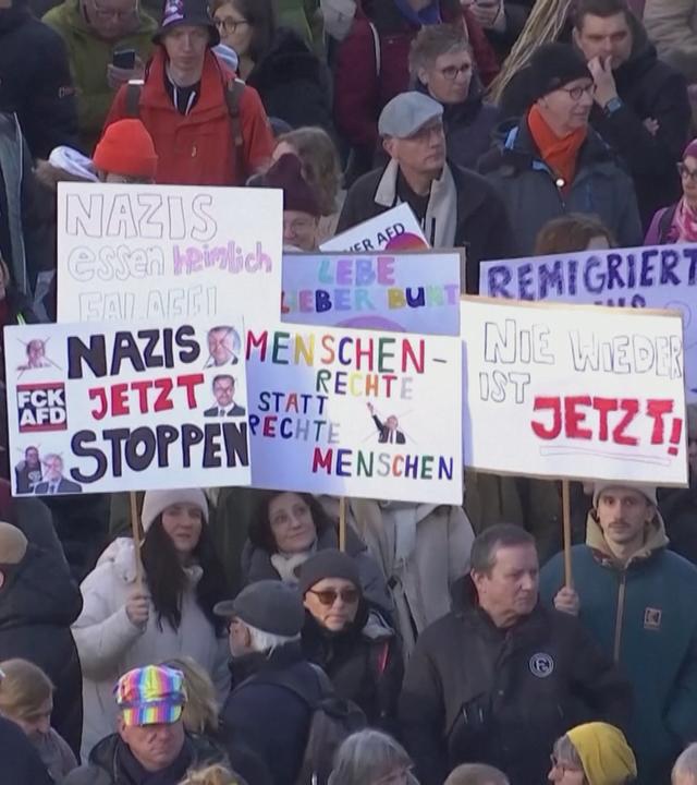 Auf dem Bild sieht man Menschen auf einer Demo gegen Rechtsextremismus.