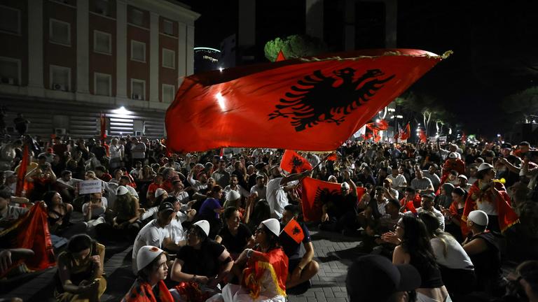 Demonstranten nehmen in Tirana, Albanien, an einer Kundgebung gegen ein Küstenentwicklungsprojekt im Westen Albaniens teil. 