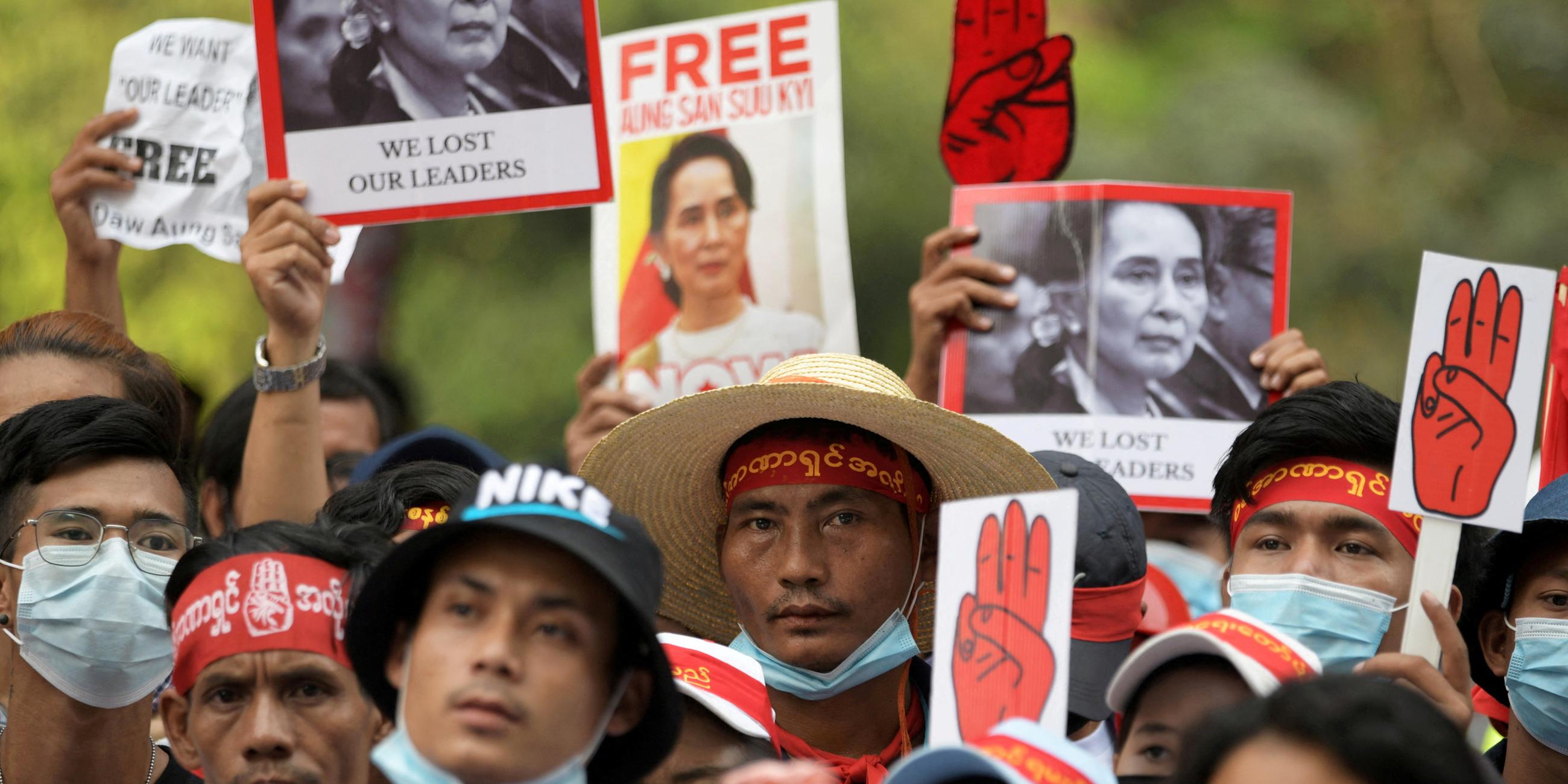 Archiv: Demonstranten halten Plakate mit Bildern von Aung San Suu Kyi, als sie gegen den Militärputsch in Yangon, Myanmar, am 22. 02. 2021 protestieren. 