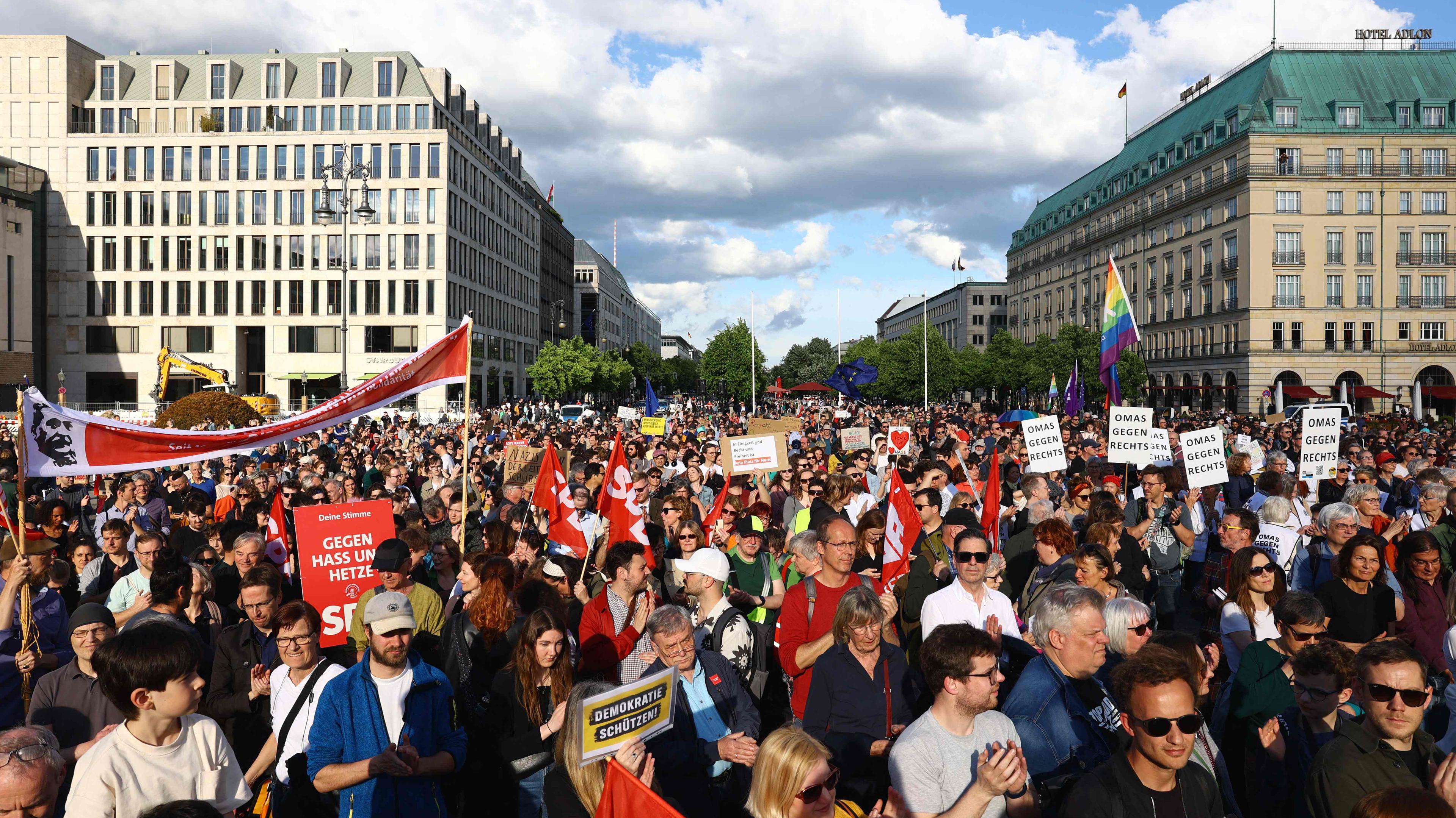 Demonstranten protestieren in Berlin gegen Gewalt an Politikern