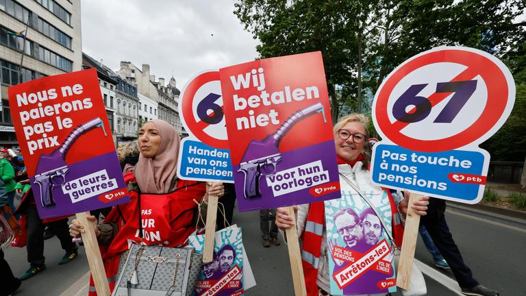 Bei einer nationalen Demonstration gegen die steigenden Energiepreise und die Sozialreformen der Regierung halten Menschen Schilder mit der Aufschrift "Hände weg von unseren Renten" und Abbildungen einer Zapfsäule mit der Aufschrift "Wir werden nicht für ihren Krieg bezahlen" hoch. 