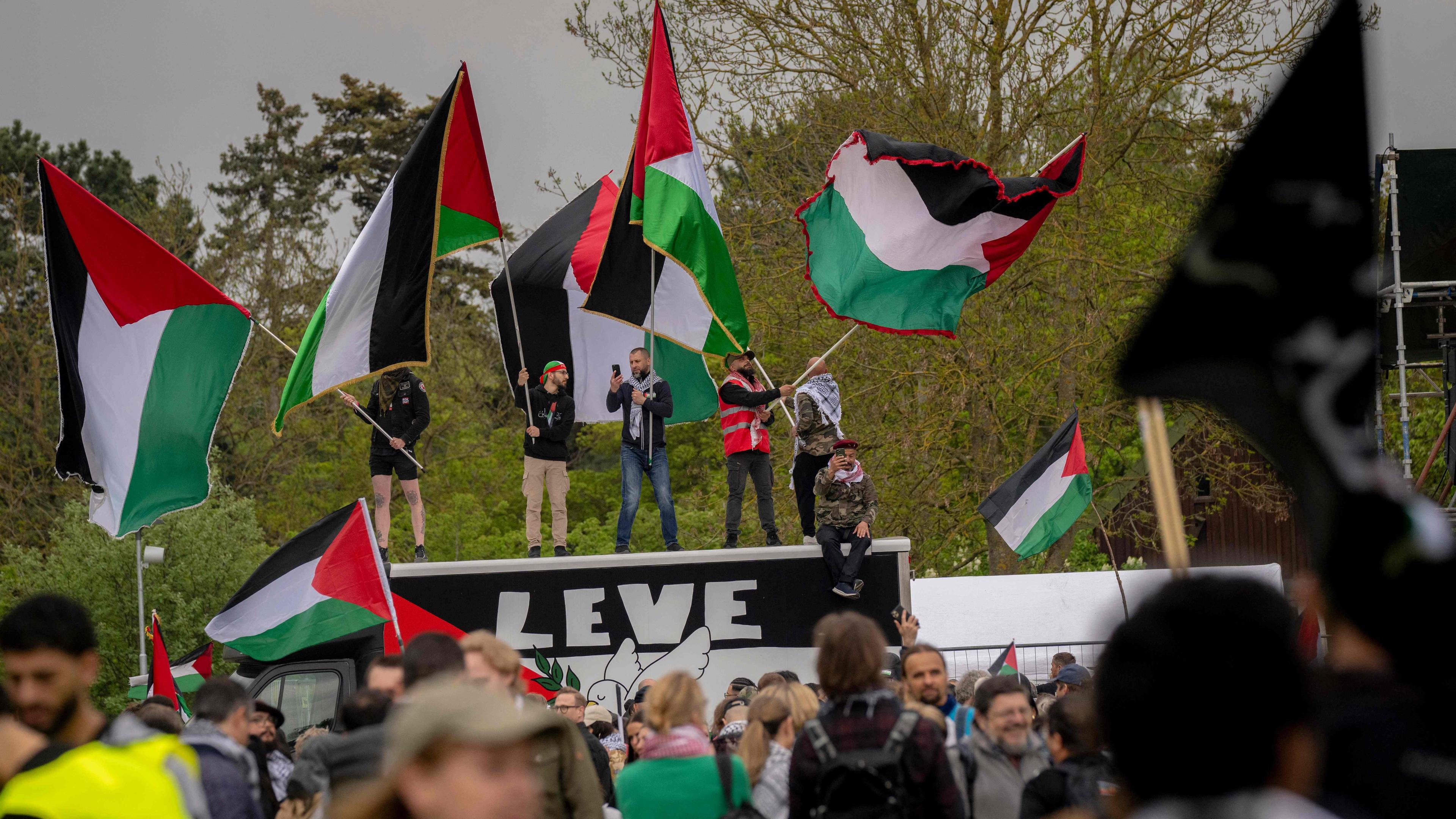 Demonstrierende in Malmö wehen Palästina-Flaggen als Protest gegen die Teilnahme Israels am Eurovision Song Contest.