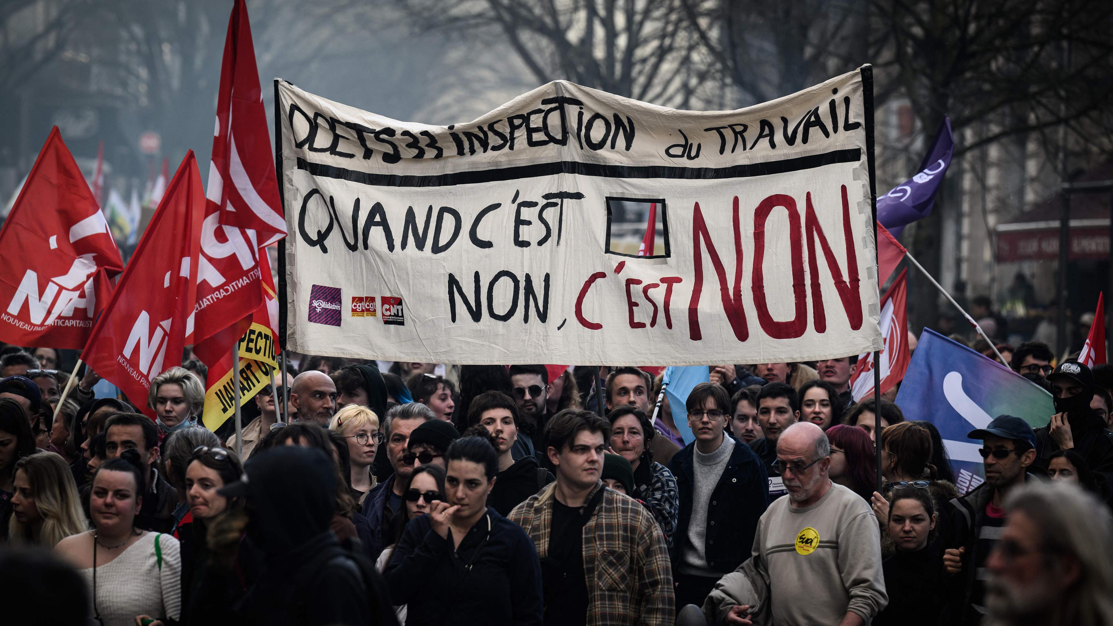 Demonstranten halten während einer Demonstration in Bordeaux, Südwestfrankreich