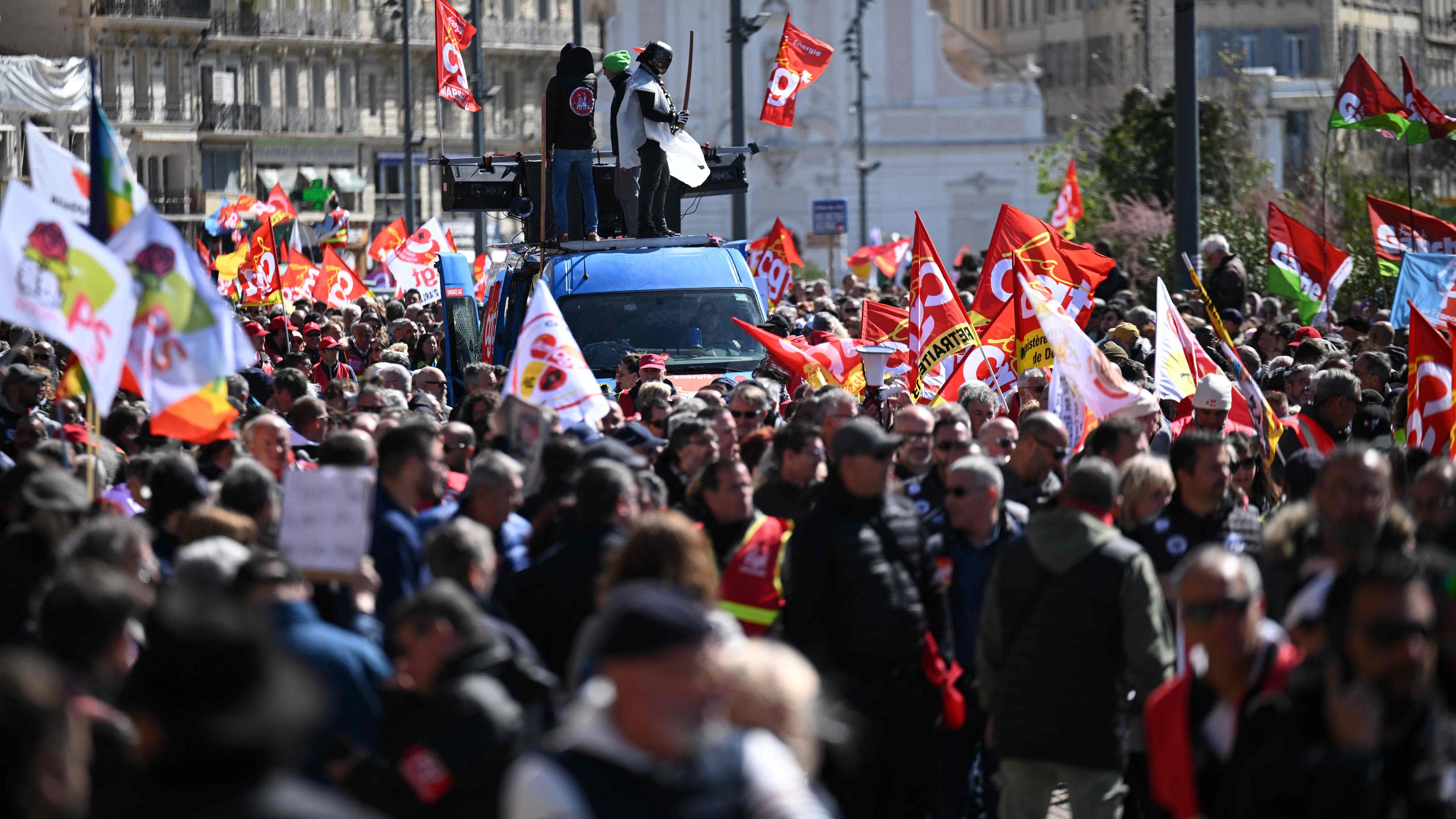 Demonstranten nehmen am 12. Aktionstag an einer Kundgebung teil, nachdem die Regierung am 13. April 2023 in Marseille, Südfrankreich, eine Rentenreform ohne Abstimmung unter Verwendung von Artikel 49.3 der Verfassung durch das Parlament gedrängt hatte.
