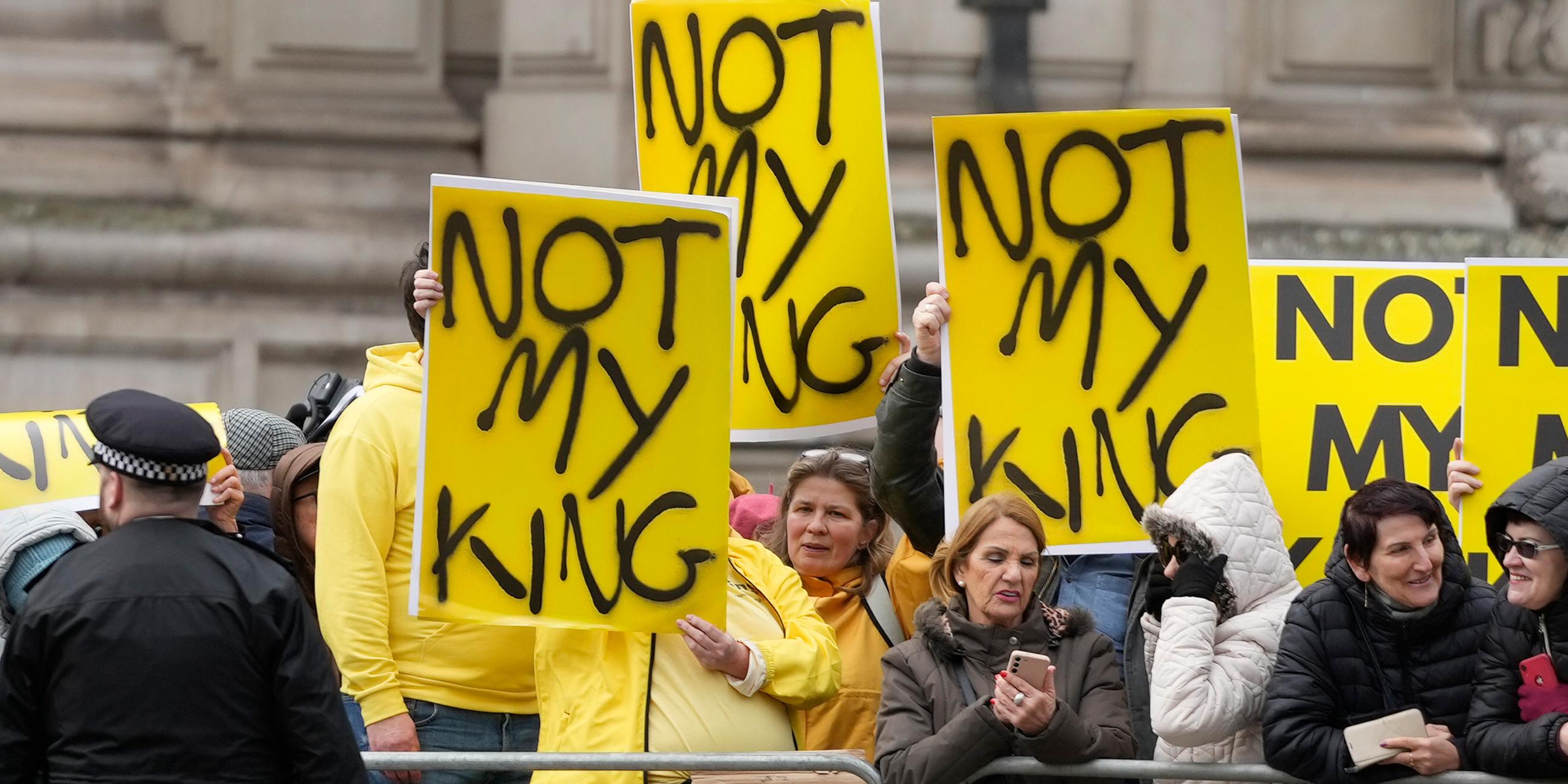 Monarchie-Gegner tragen Plakate mit der Aufschrift "Not My King" (dt: nicht mein König),