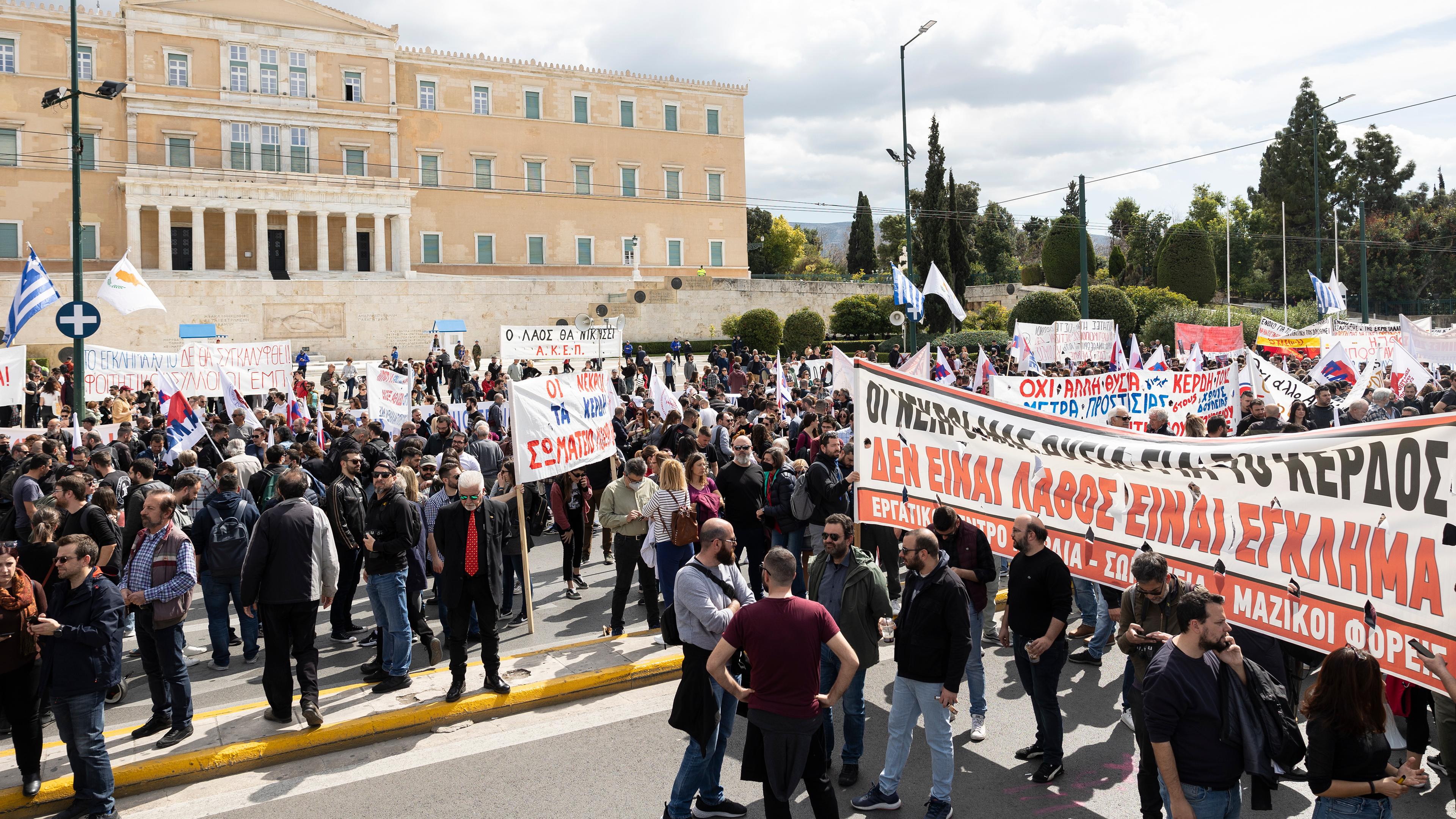 Griechenland, Athen: Demonstranten vor dem Parlamentsgebäude