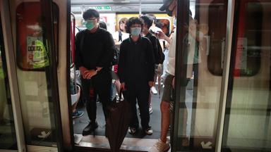 Demonstranten blockieren die Zugtüren in einer U-Bahnstation; Hongkong; 02.09.2019