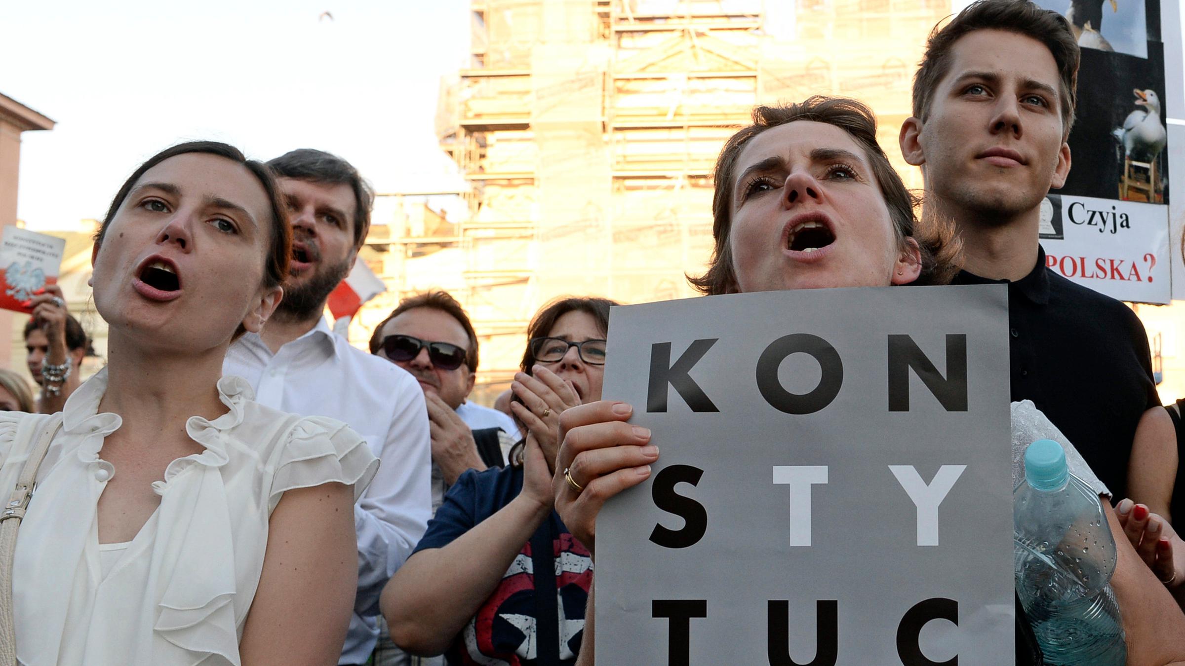 Menschen protestieren gegen das umstrittene Gesetz, das den Zwangsruhestand für viele Richter vorsieht, am 04.07.2018 in Warschau, Polen