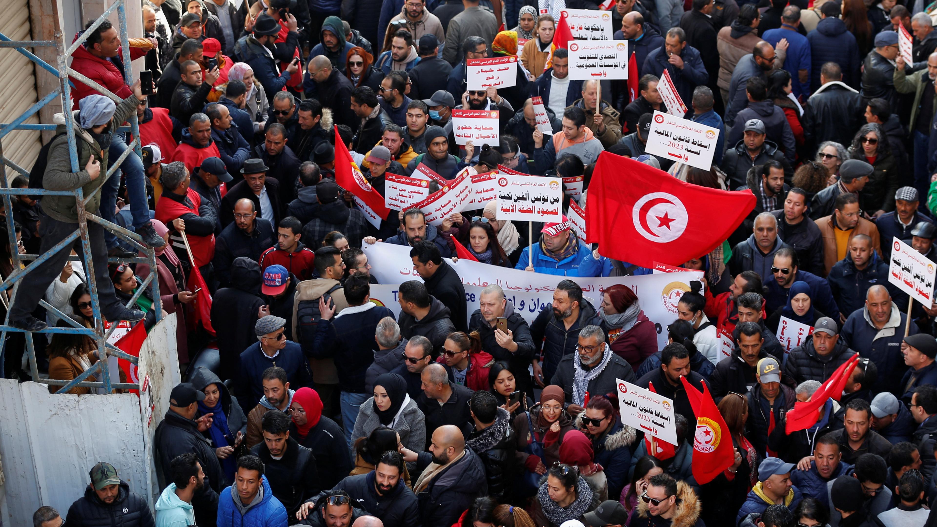 Anhänger der Tunesischen Allgemeinen Gewerkschaft (UGTT) protestieren gegen Präsident Kais Saied