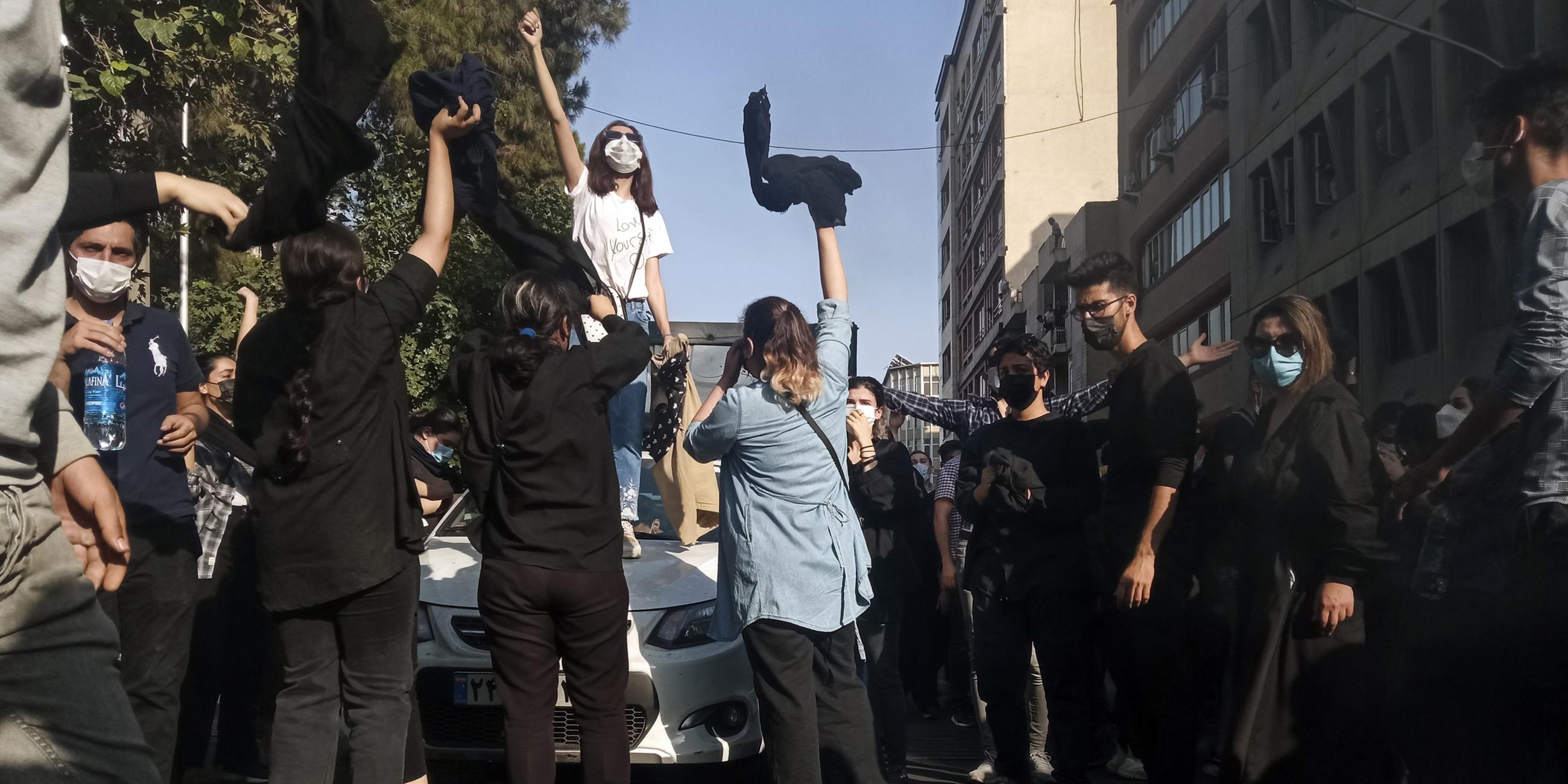 Demonstranten protestieren gegen den Tod der Iranerin Mahsa Amini (2.10.2022)
