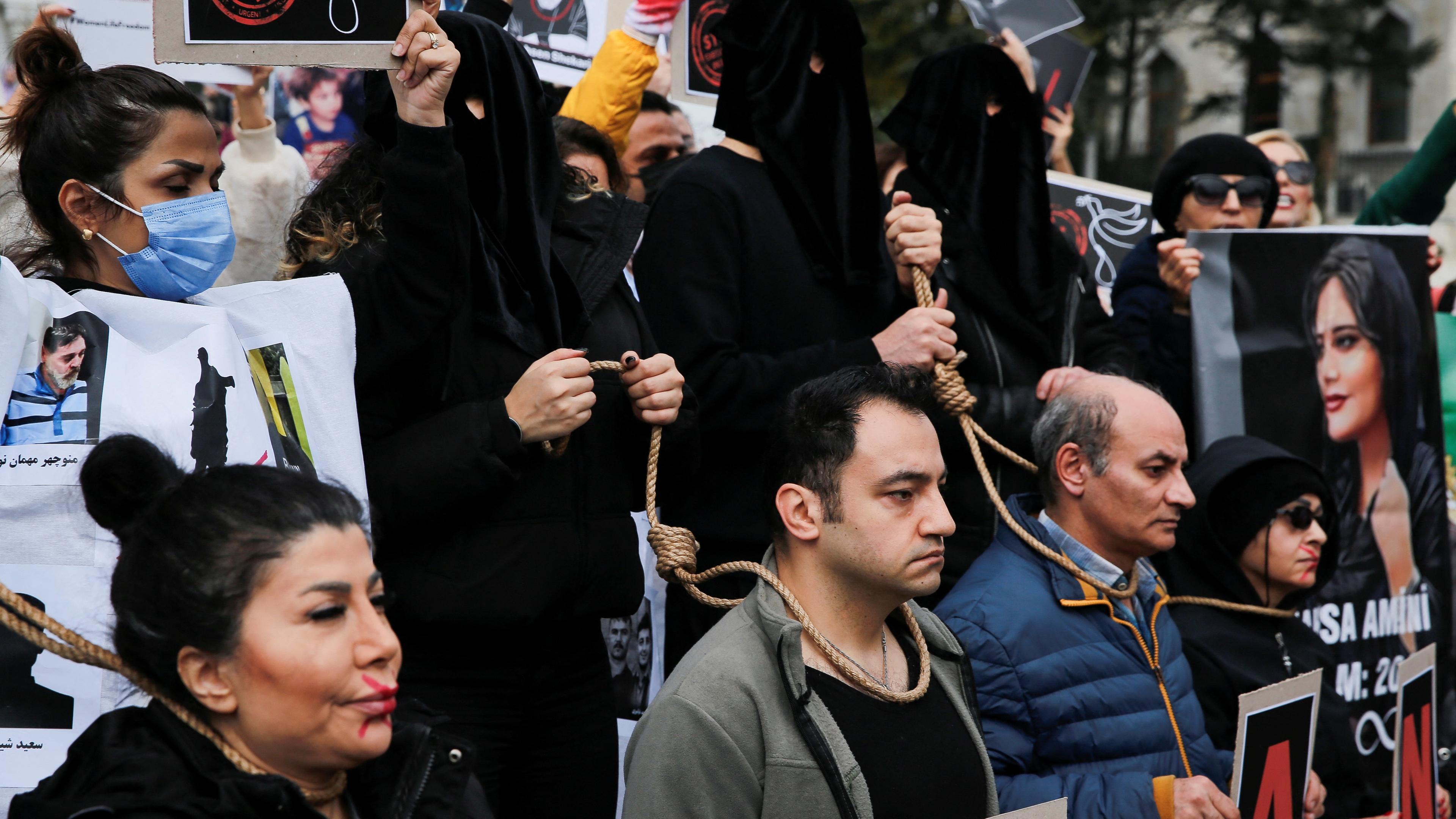 Menschen protestieren gegen das iranische Regime 