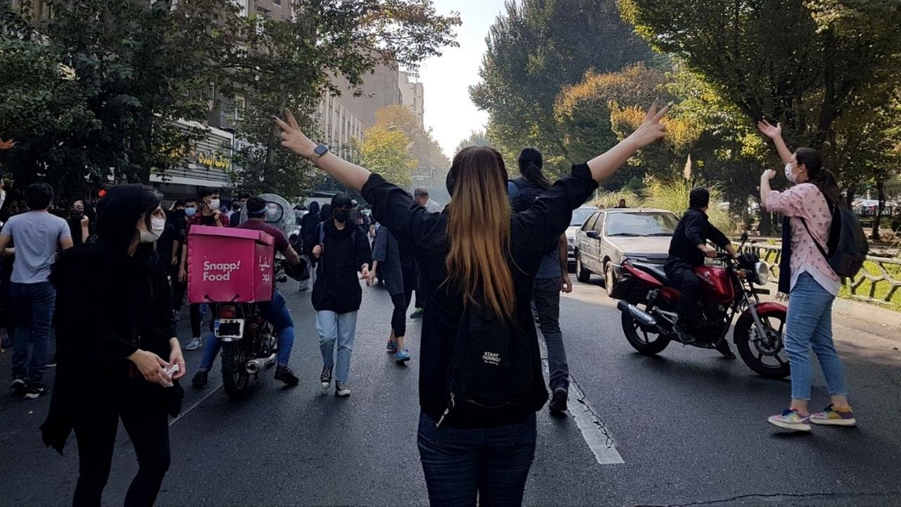 Demonstranten blockieren eine Straße während eines Protestes gegen den Tod der jungen Iranerin Mahsa Amini, die letzte Woche starb, nachdem sie in Teheran festgenommen worden war, weil sie ihren Hijab nicht angemessen trug, in Teheran, Iran, 01. Oktober 2022.