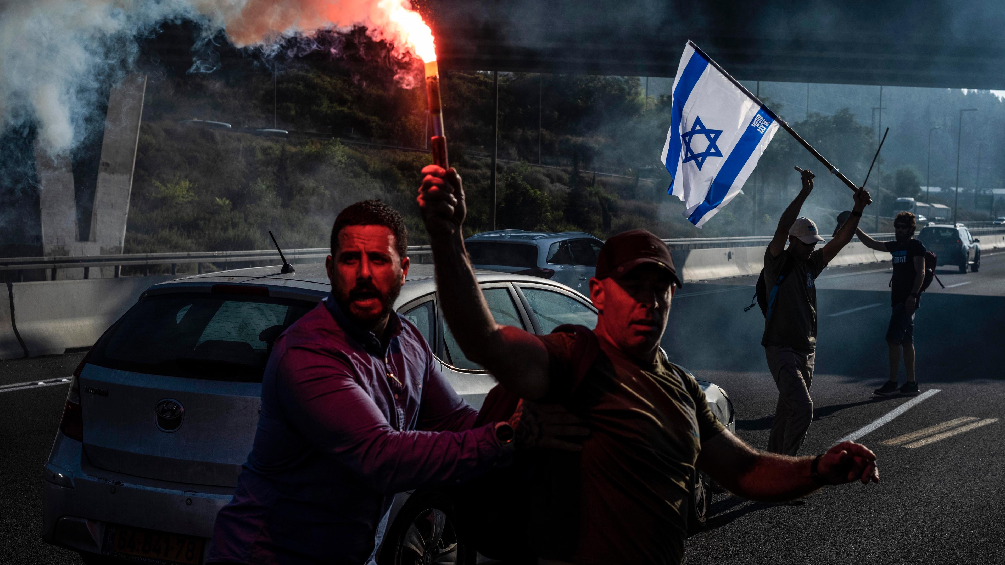 Demonstranten blockieren nach der Abstimmung in der Knesset eine Straße nach Jerusalem.