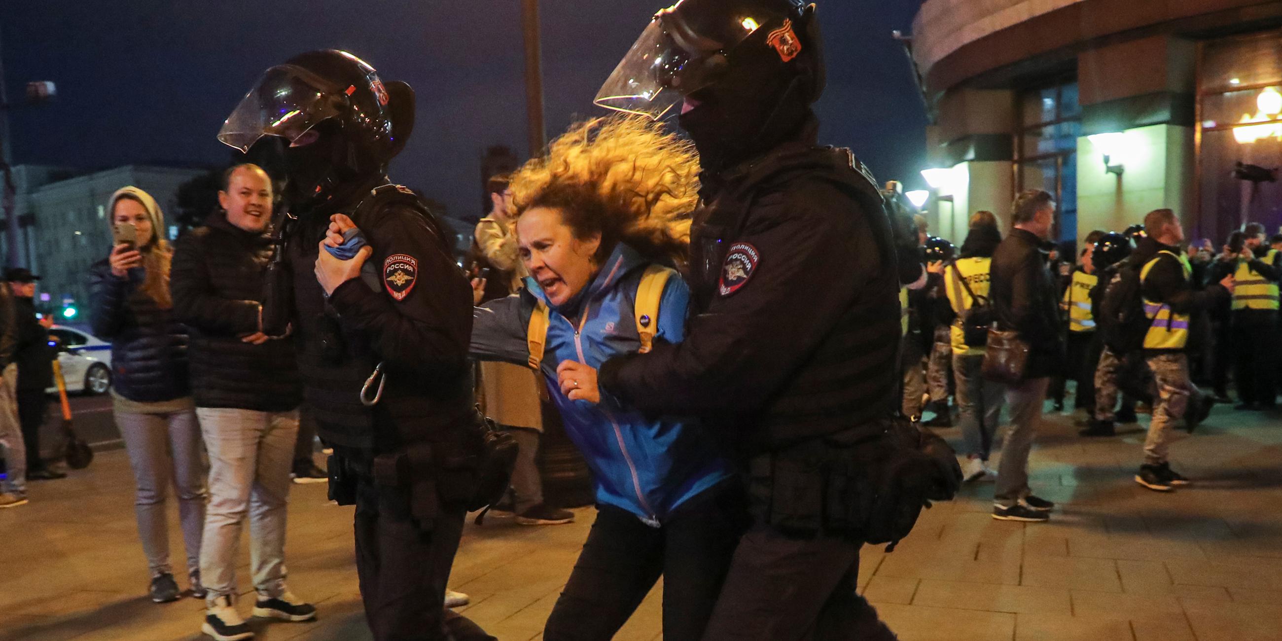Polizisten führen eine Demonstrantin am 21.09.2022 in Moskau ab
