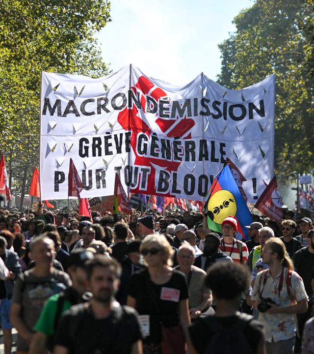 Protest in Frankreich. Die Demonstranten halten große Plakate in die Luft