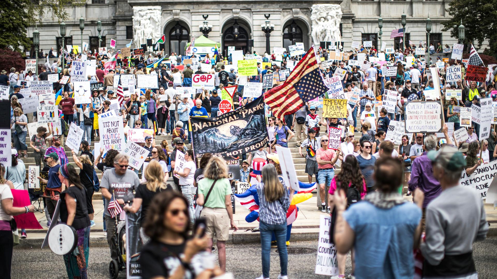 Demonstranten versammeln sich während des Aktionstages gegen die Trump-Regierung vor dem State Capitol in Harrisburg