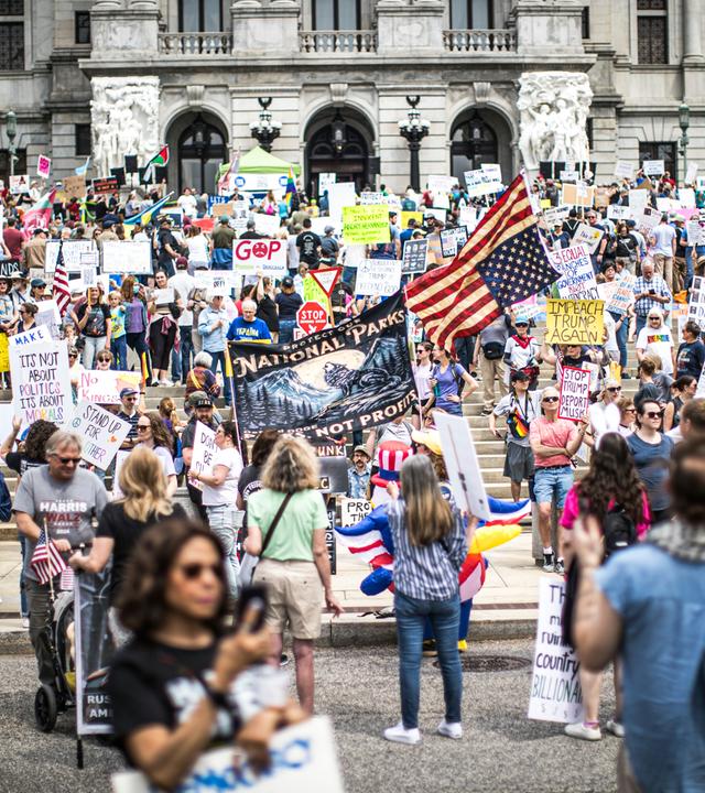 Demonstranten versammeln sich während des Aktionstages gegen die Trump-Regierung vor dem State Capitol in Harrisburg