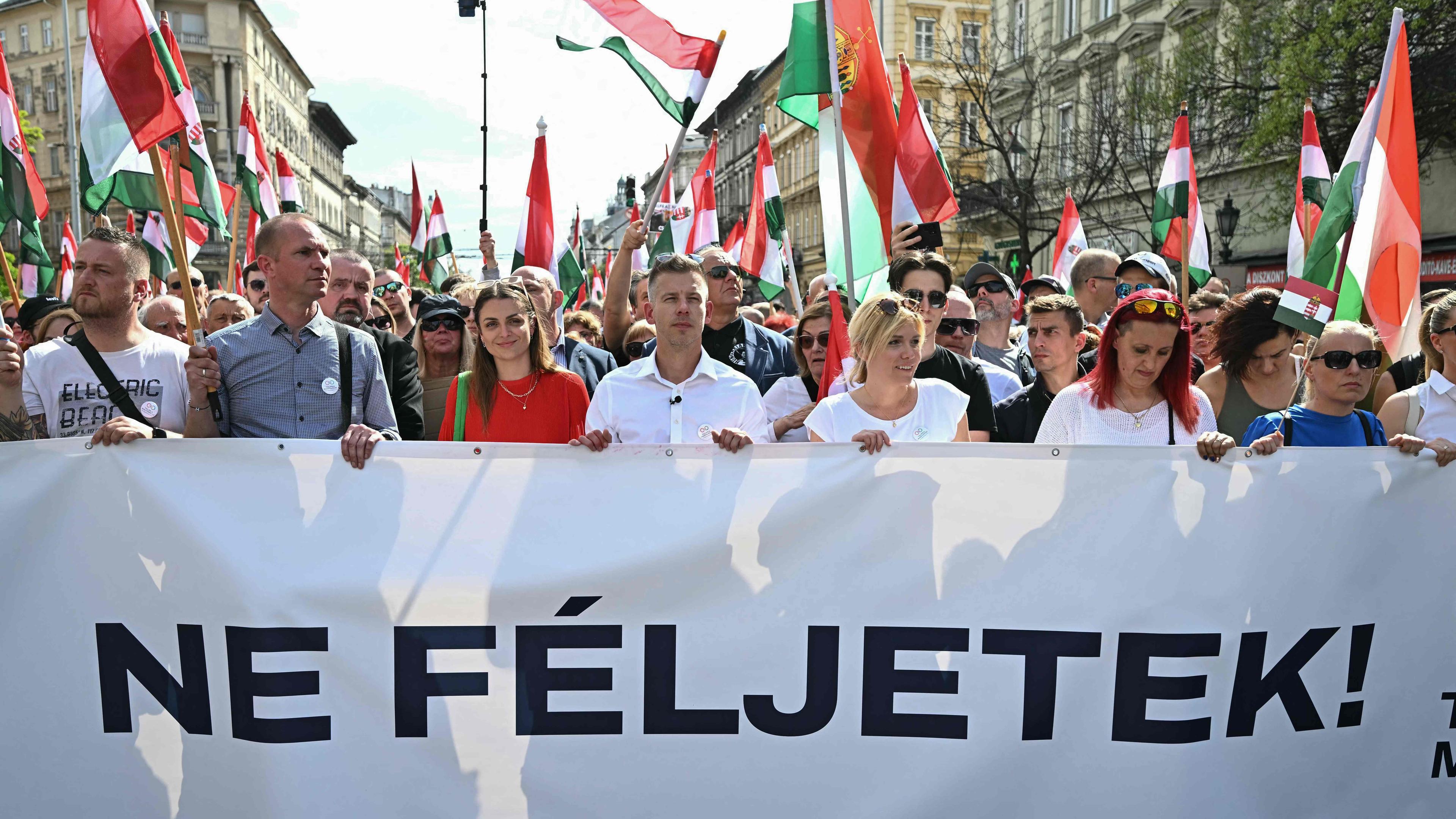 Der ungarische Anwalt Peter Magyar führt den Anti-Regierungs-Marsch in Budapest mit einem Banner an