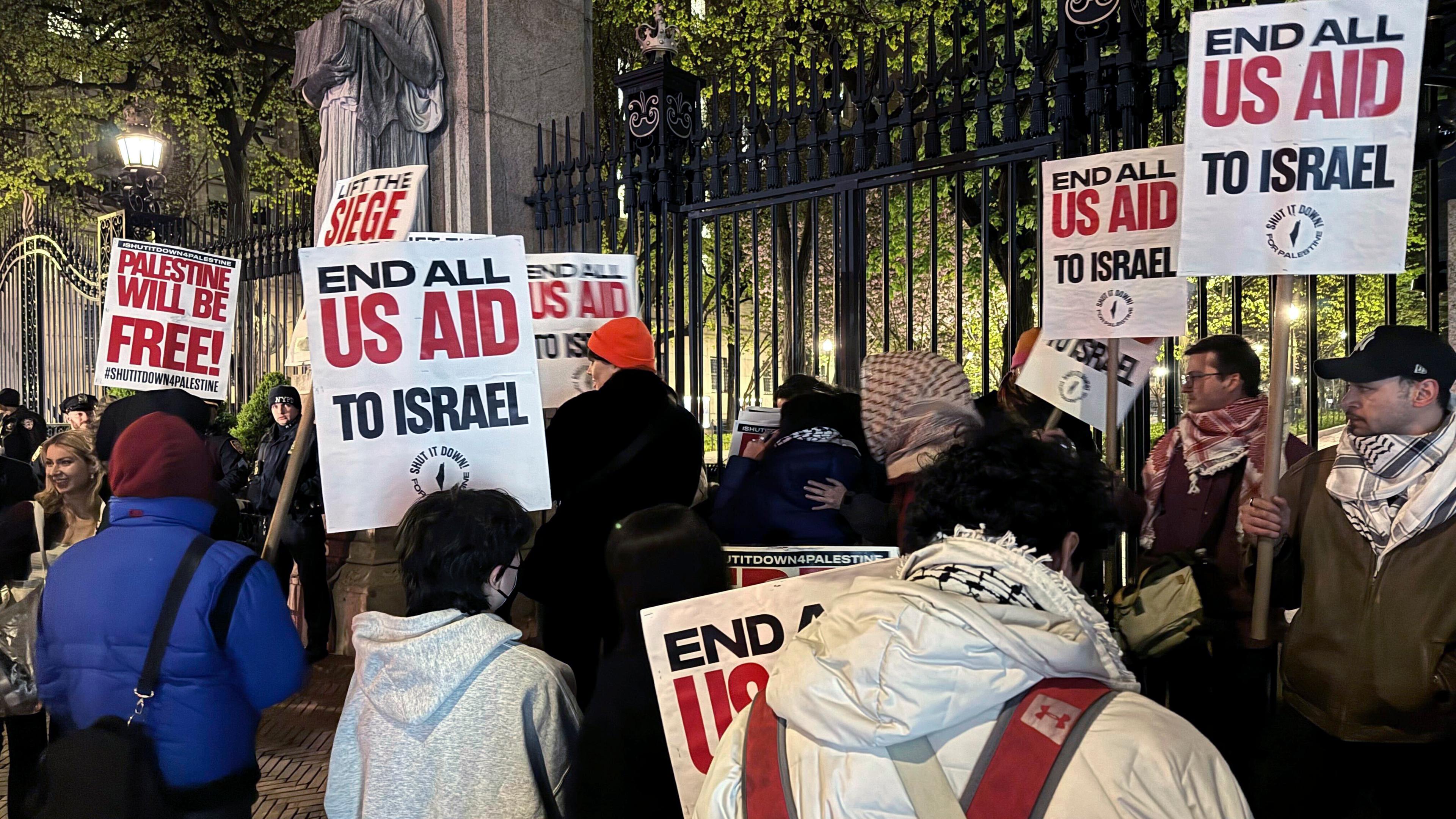 Vor einer Uni in New York protestieren Studierende für Palästina.
