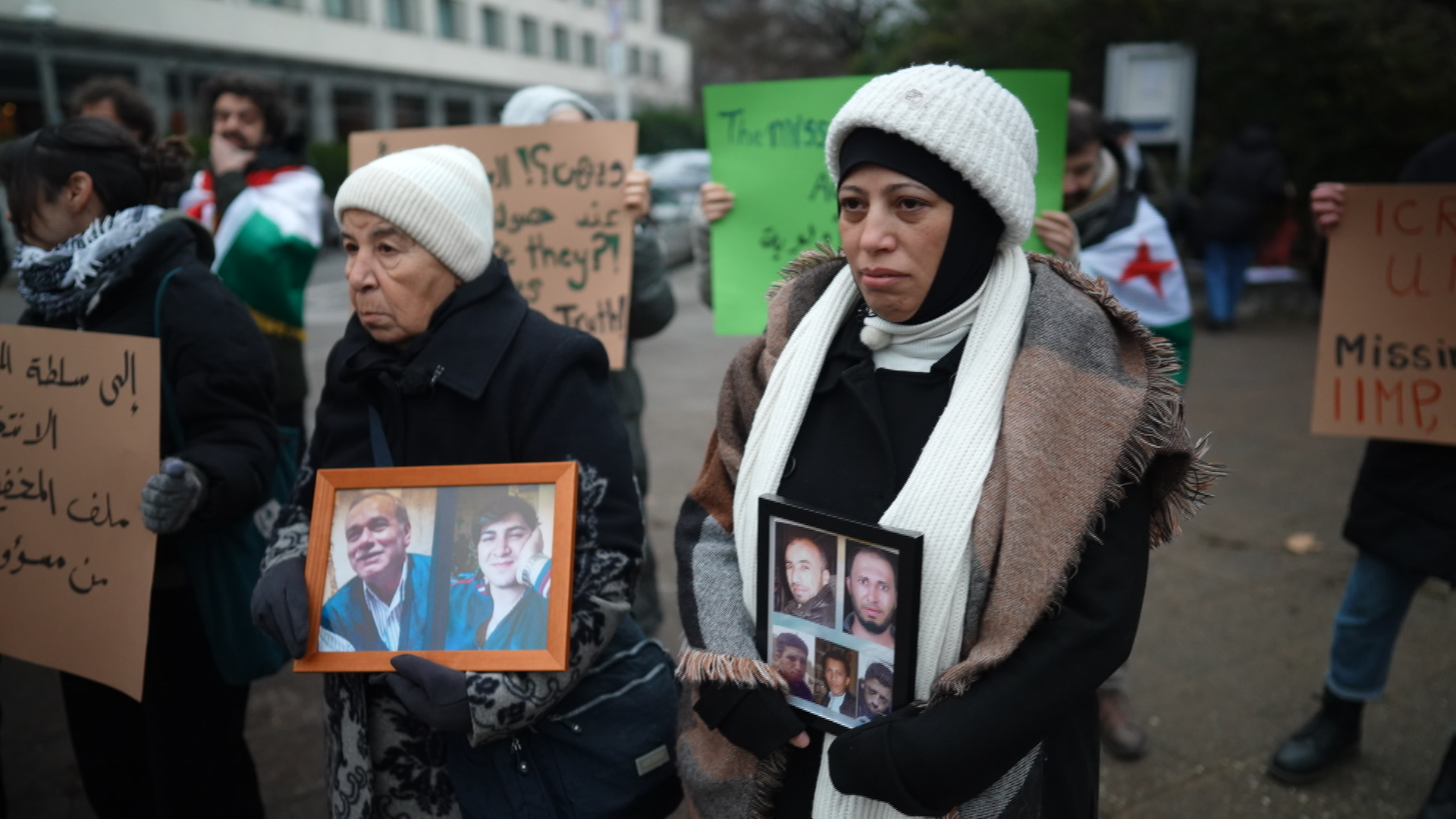 Angehörige protestieren mit Fotos von Opfern des Assad-Regimes