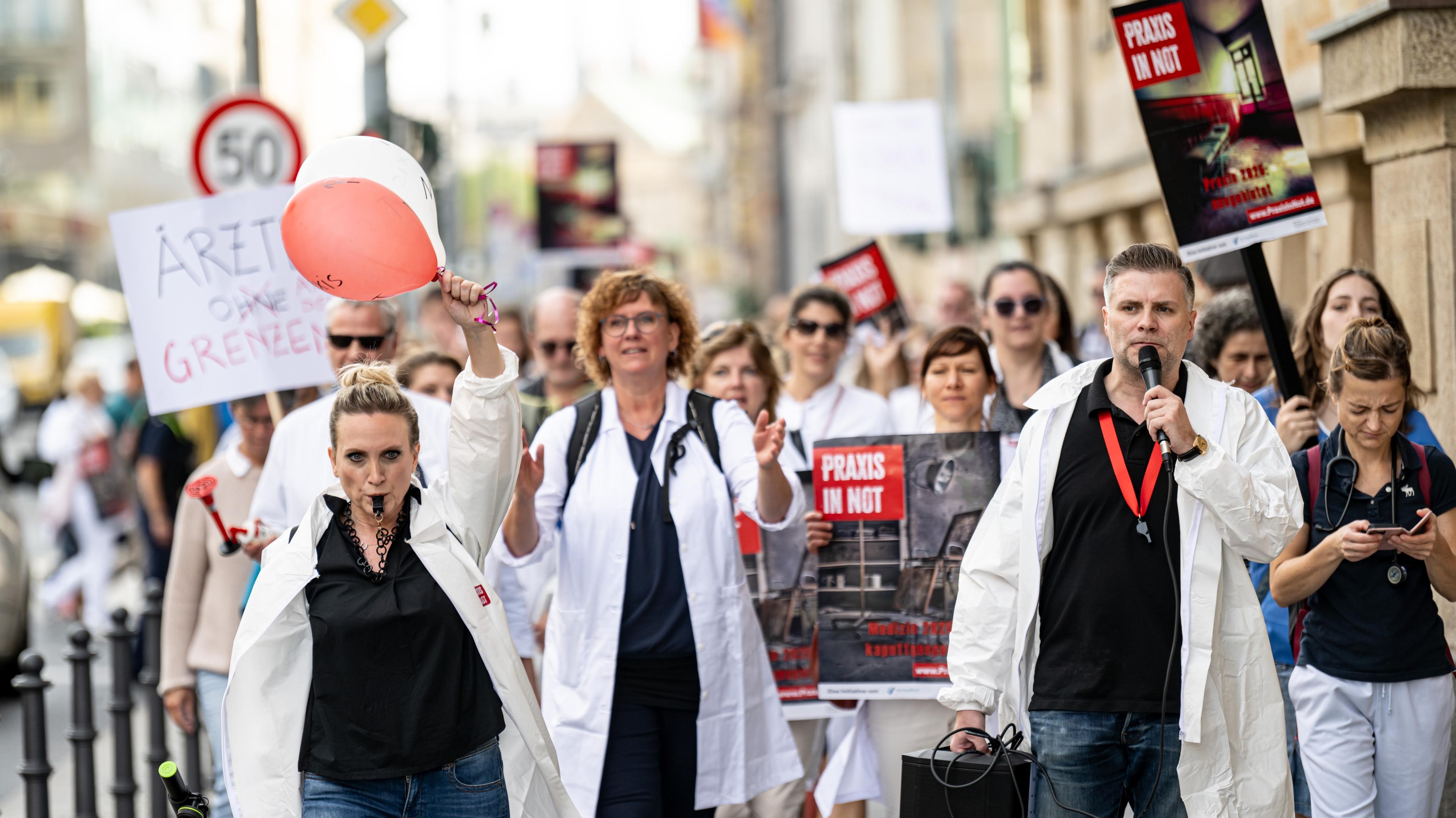Archiv: Ärzte gehen bei dem Protestmarsch "Ärzte in Not" durch Berlin Mitte. Am 02.10.2023 in Berlin