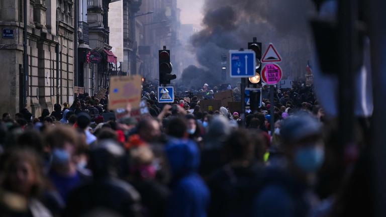 Rauch steigt auf, während Demonstranten am 17. Oktober 2026 in Bordeaux im Südwesten Frankreichs gegen die „hohen Lebenshaltungskosten“ protestieren. Die Aktion ist Teil eines landesweiten Mobilisierungsaufrufs, der verschiedene Gruppen zusammenbringt, die ihrem Unmut Ausdruck verleihen: ehemalige „Gelbwesten“, Schüler und Studierende, Klimaaktivisten sowie Landwirte.