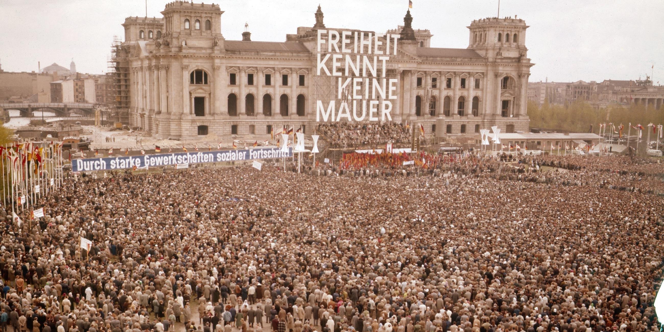 Deutschland / DDR, Berlin: Protestveranstaltung gegen den Mauerbau auf dem Platz der Republik vor dem Reichstag - 01.05.1962