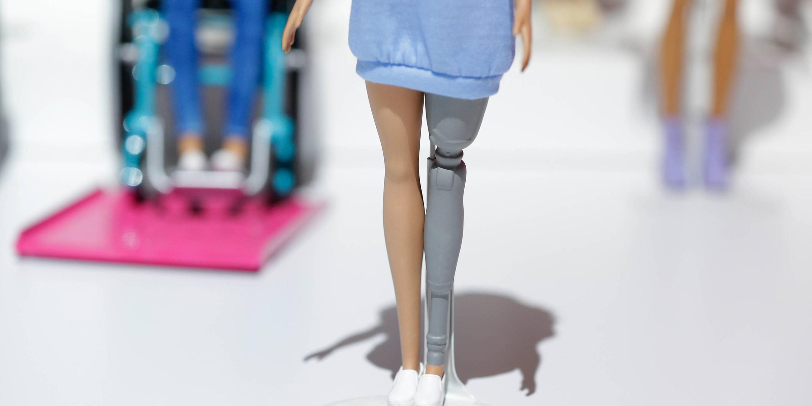 Das Bild zeigt eine Puppe mit einer Beinprothese.