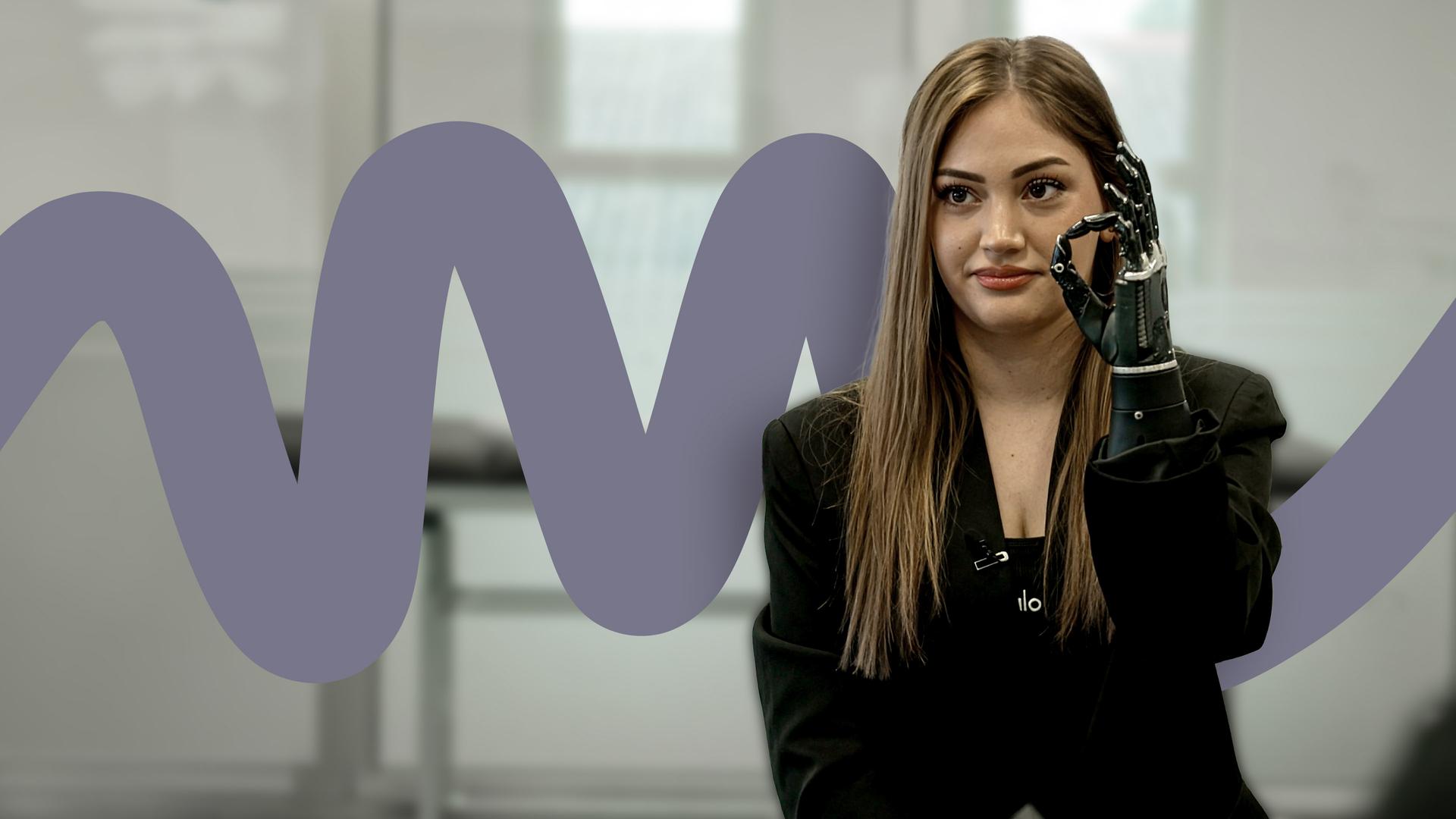 Beyza formt mit ihrer Handprothese ein O aus Daumen und Zeigefinder.