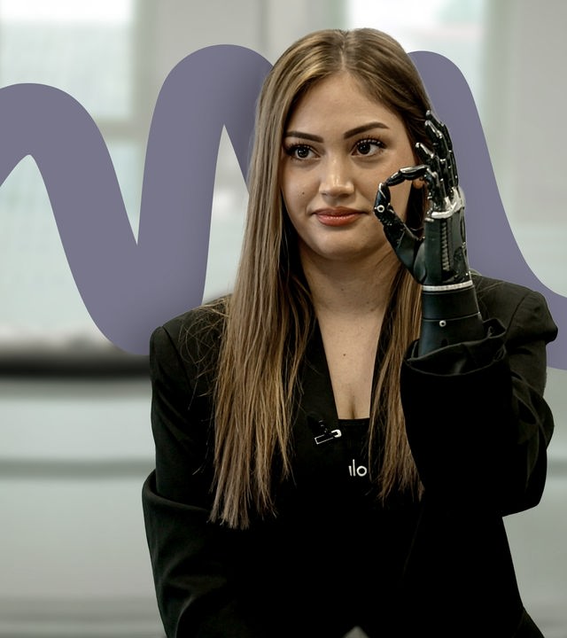 Beyza formt mit ihrer Handprothese ein O aus Daumen und Zeigefinder.