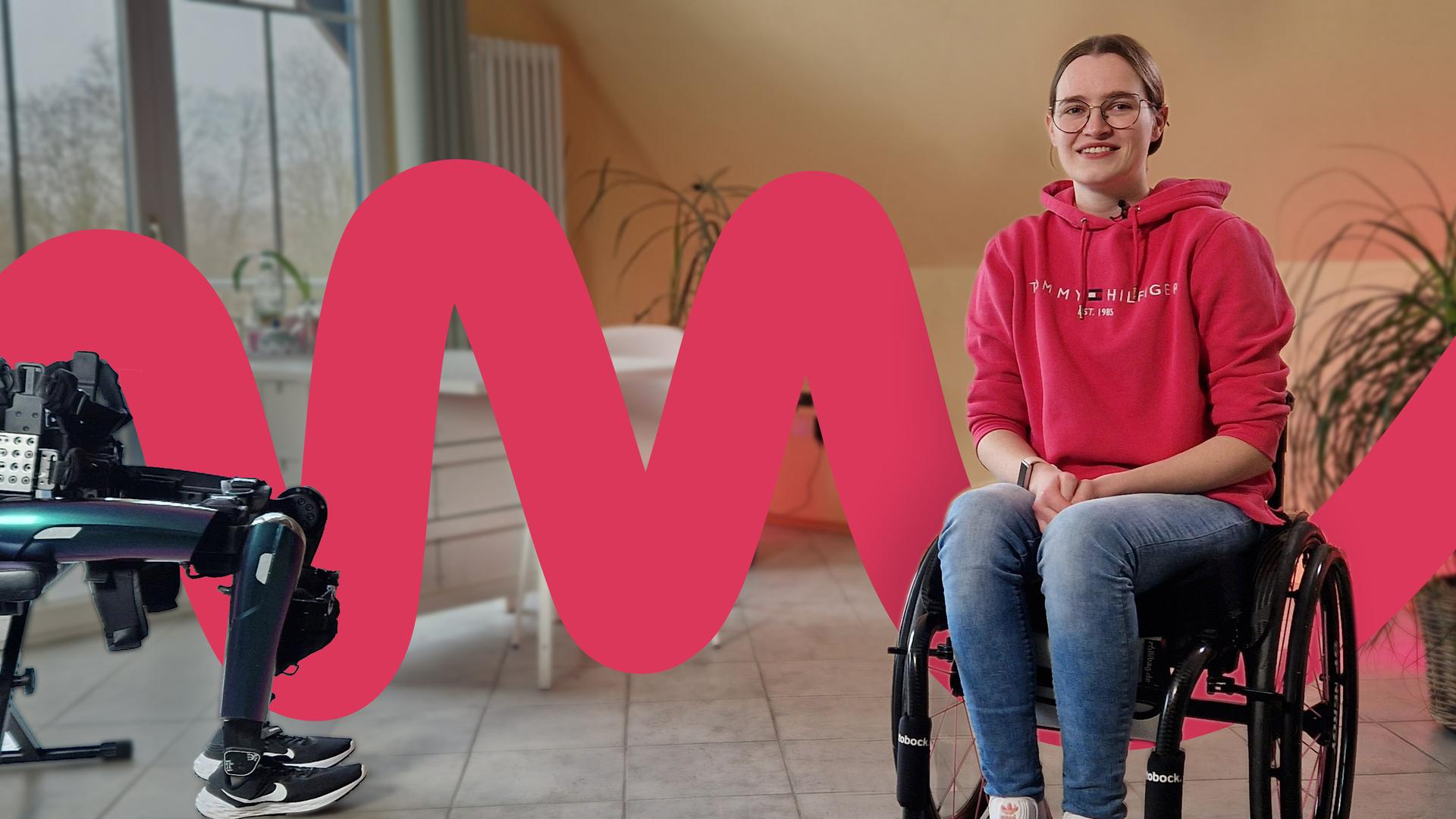Lea Habekost sitzt im Rollstuhl, daneben auf einem Stuhl ihr Exoskelett.