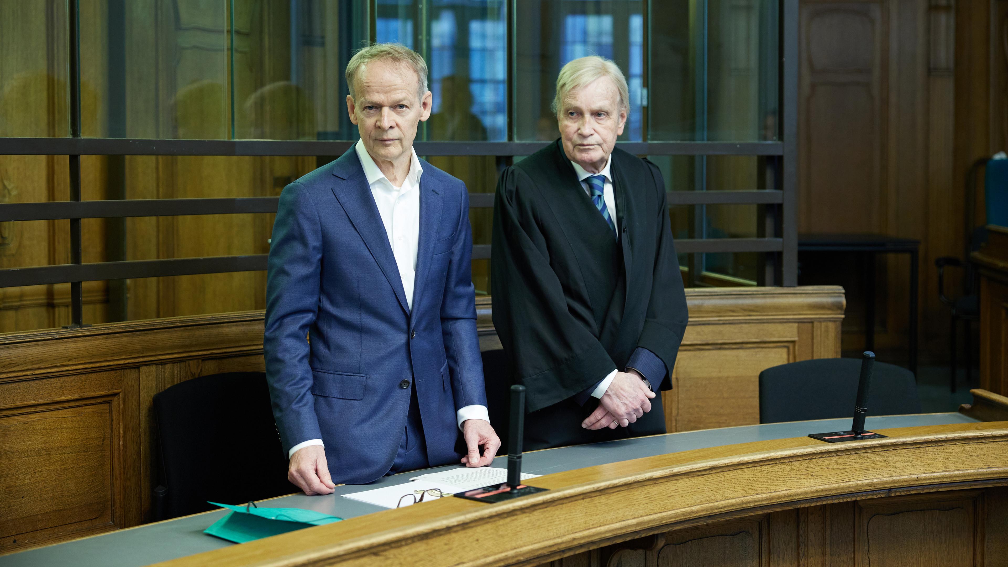 Der Arzt Christoph Turowski (l.) und sein Anwalt Thomas Baumeyer beim Prozessauftakt im Feburar 2024.