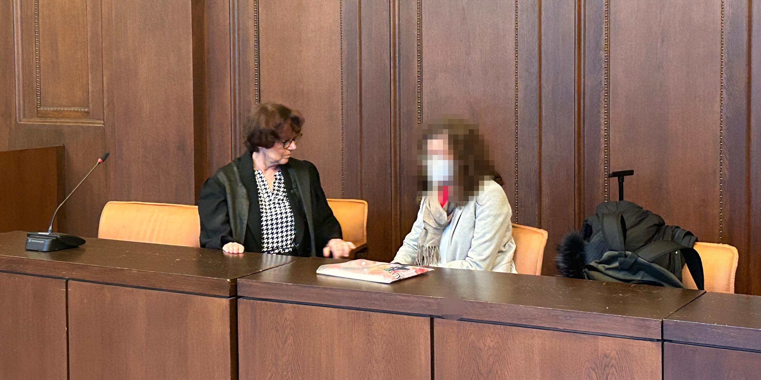 Prozess gegen Jugendamt: Klägerin (r.) und Anwältin im Landgericht Detmold 