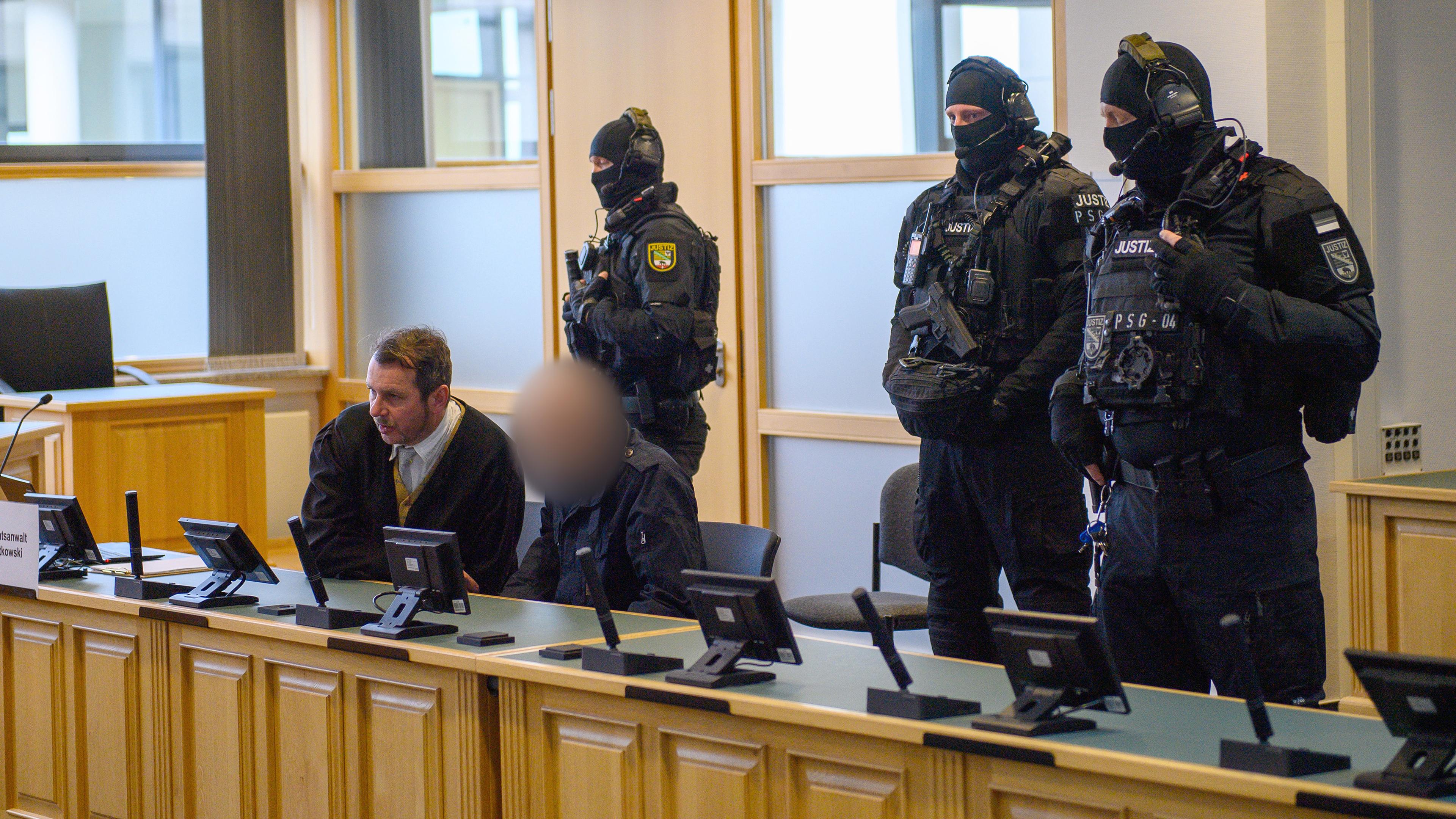 Stephan Balliet sitzt im Gerichtssaal an der Anklagebank, aufgenommen am 25.01.2024 in Magdeburg