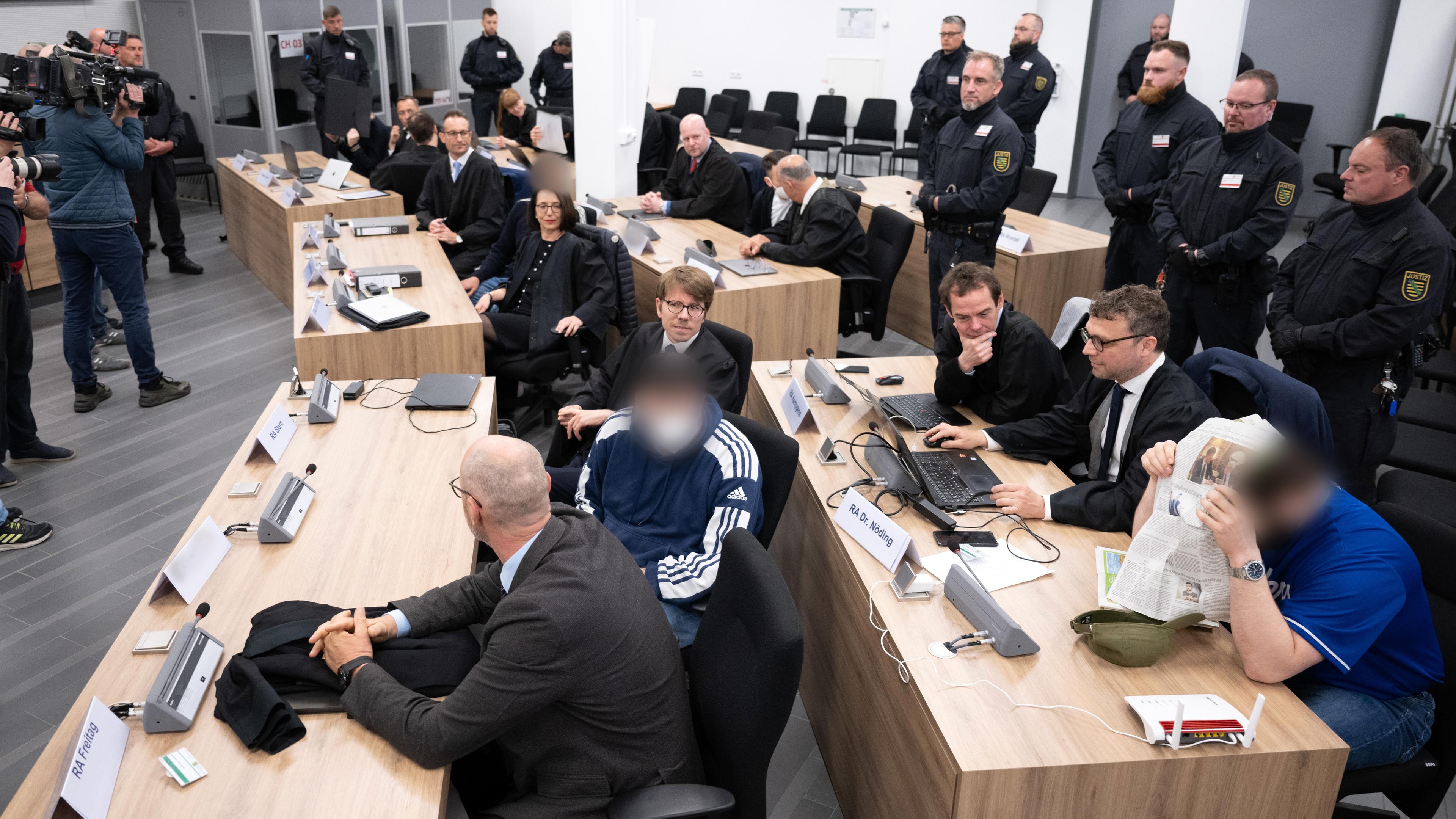 Die Angeklagten im Prozess um den Juwelenraub im Grünen Gewölbe Sitzen im Verhandlungssaal im Landgericht neben den Anwälten auf ihren Plätzen, aufgenommen am 16.05.2023 in Dresden