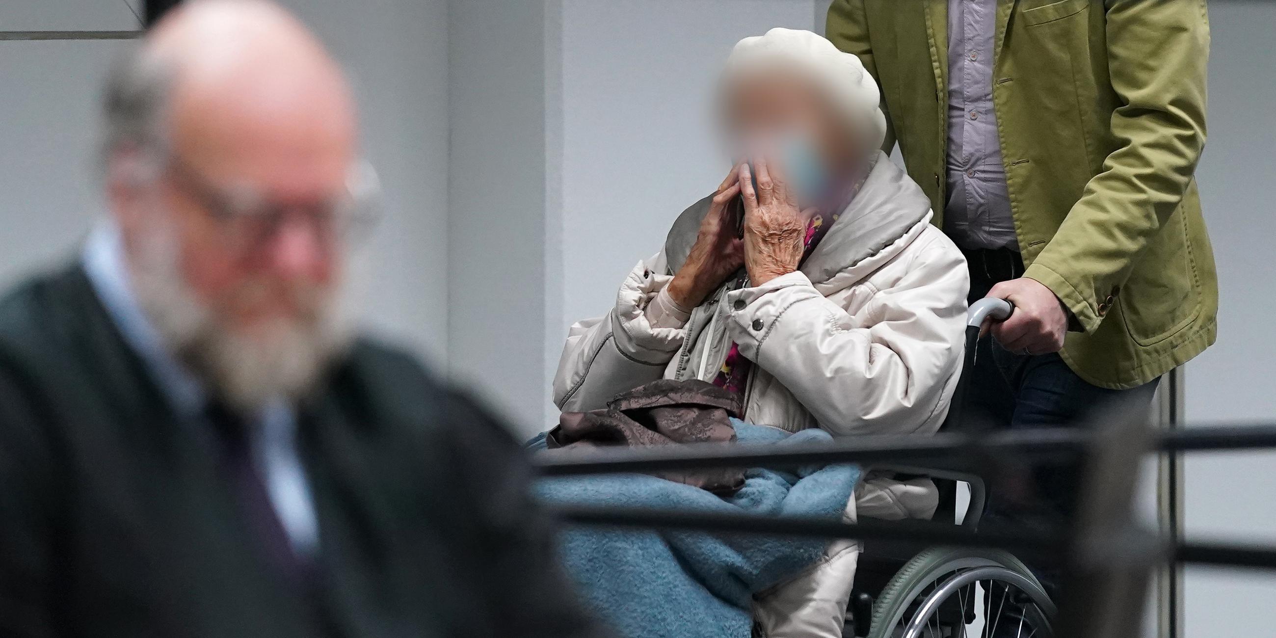 Schleswig-Holstein, Itzehoe: Die 96-jährige Angeklagte Irmgard F. sitzt zu Beginn des Prozesstages an ihrem Platz im Gerichtssaal, aufgenommen am 06.12.2022