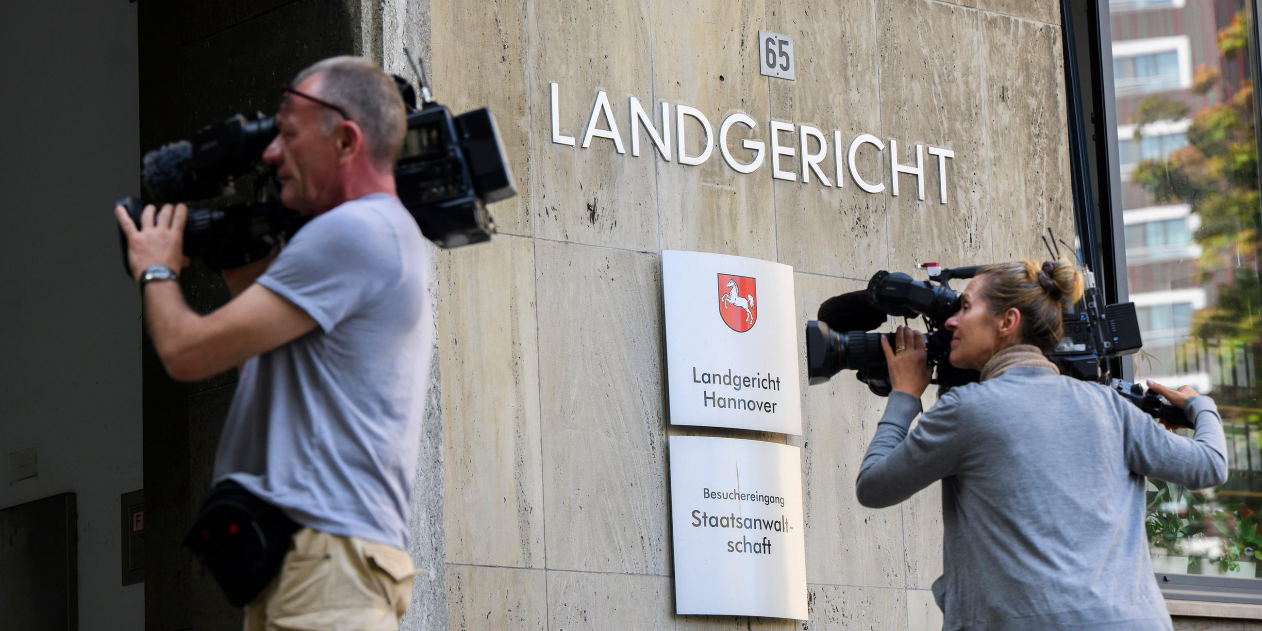 Medienvertreter filmen vor dem Landgericht Hannover
