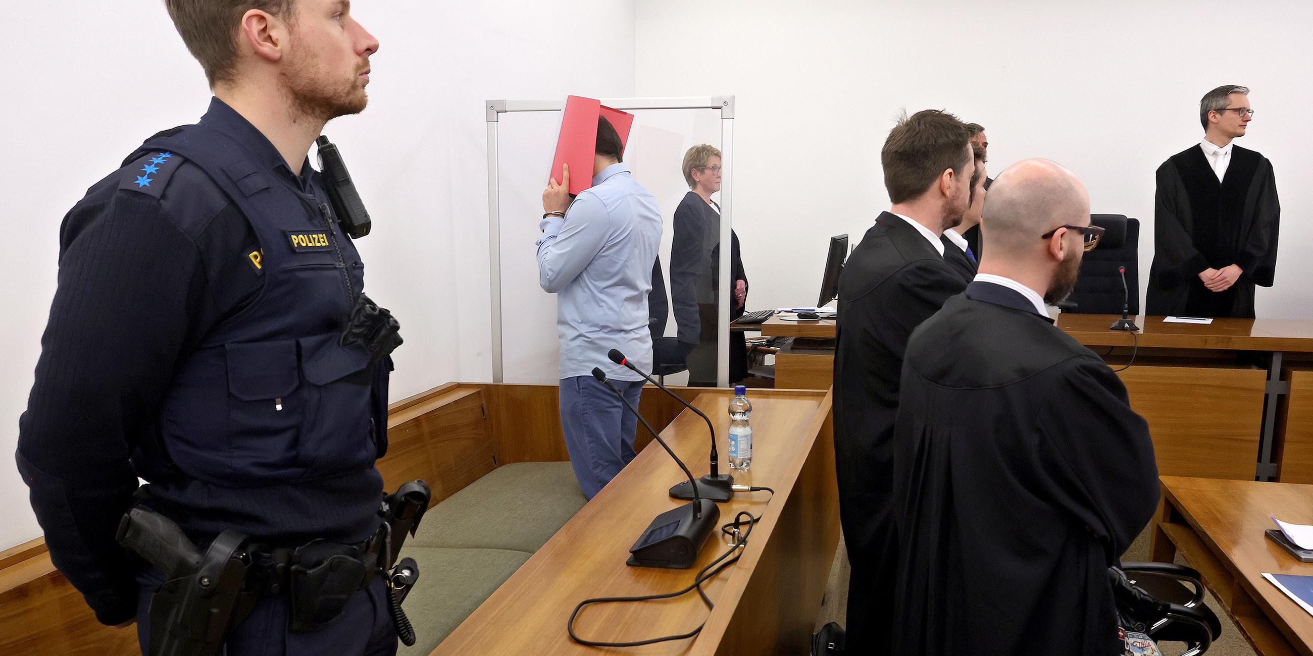 Angeklagter US-Amerikaner steht in einem Gerichtssaal im Landgericht Kempten