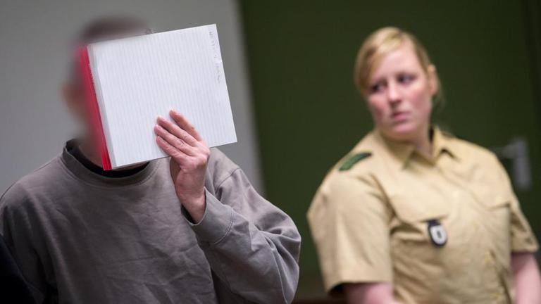 Prozessauftakt gegen vier Mitglieder der Old School Society.