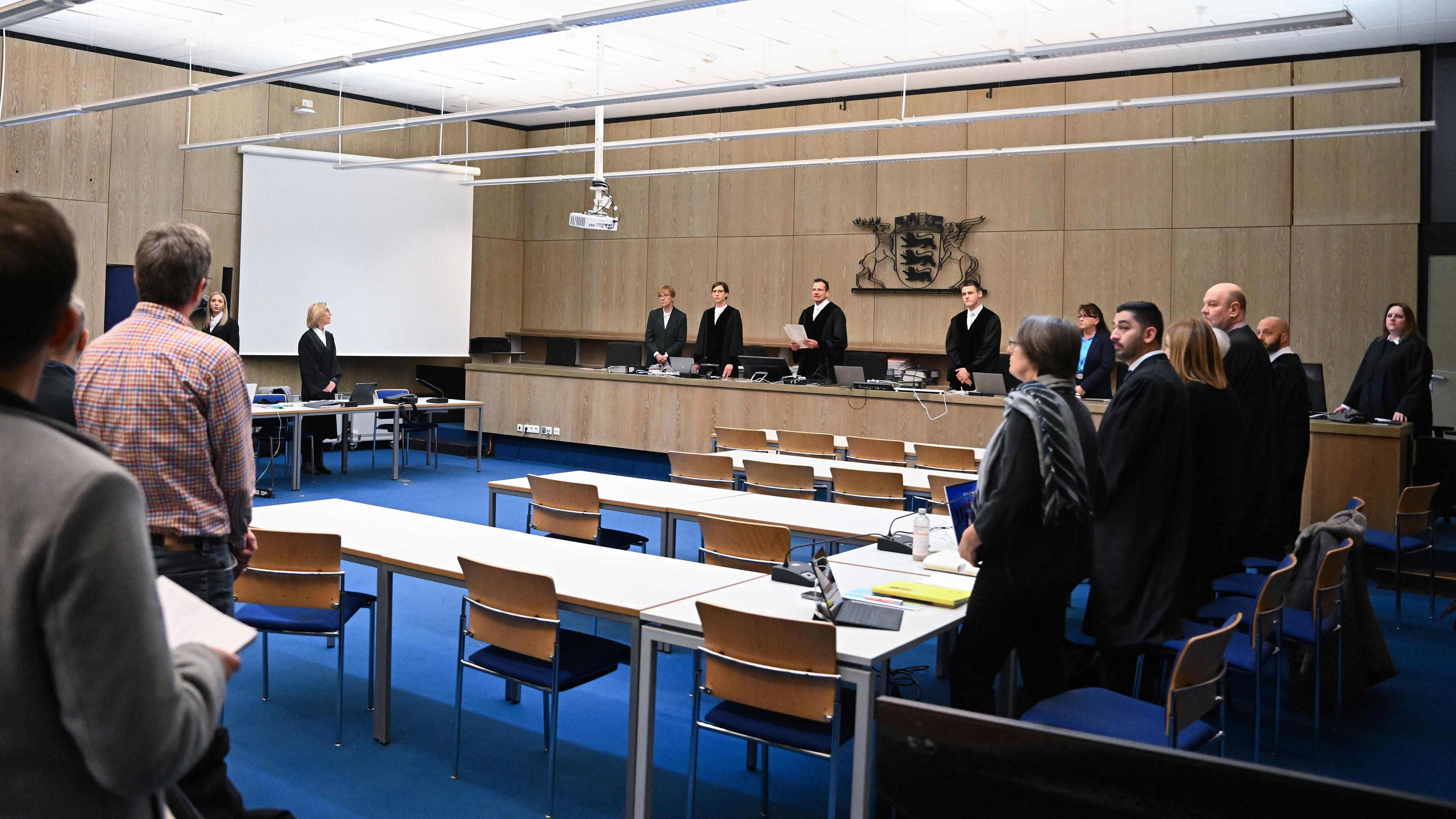 In einem Gerichtssaal des Landgerichts Mannheim beginnt ein Prozess gegen 2 Polizisten nach einem tödlichen Polizeieinsatz am 12.01.2024.