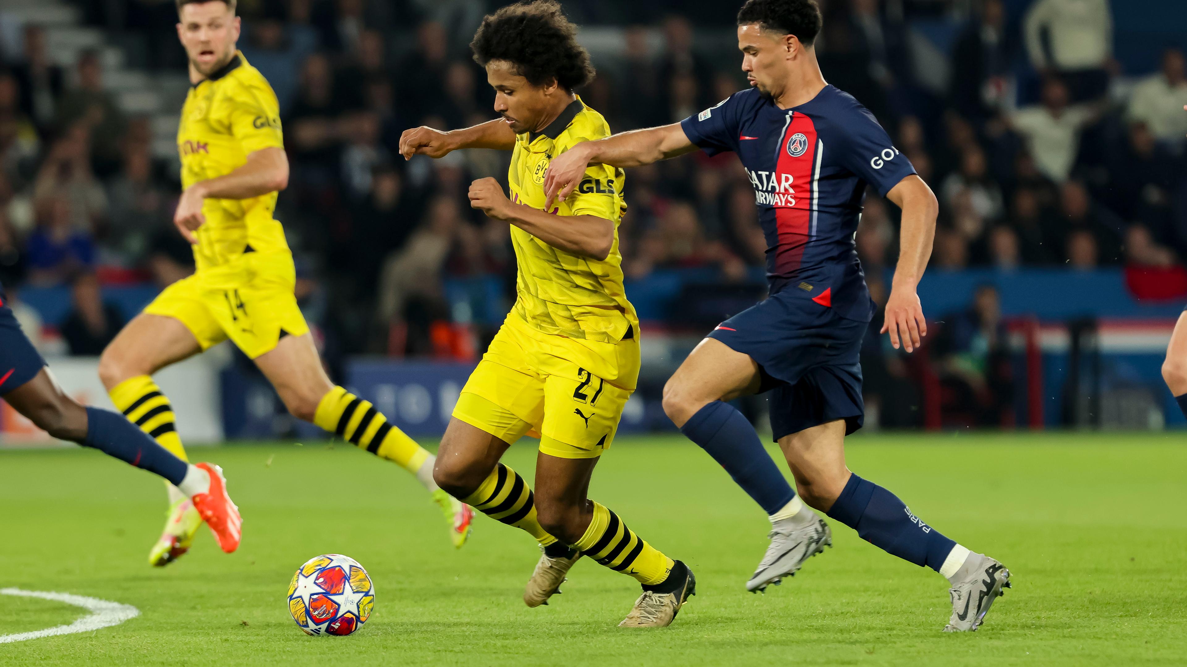 Karim Adeyemi (Borussia Dortmund) und Warren Zaire-Emery (Paris Saint-Germain) im Kampf um den Ball