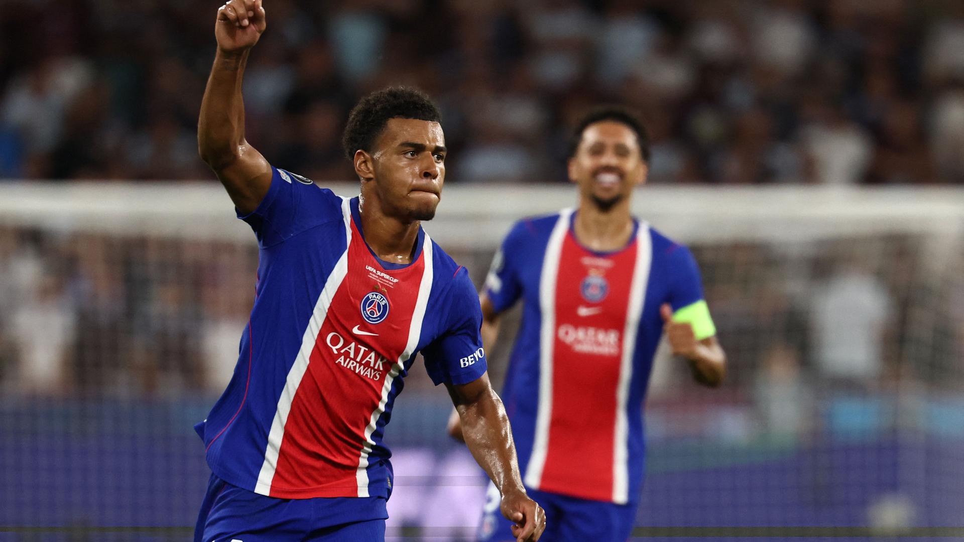 Paris Spieler Desire Doue jubelt nach seinem Tor gegen Aston Villa