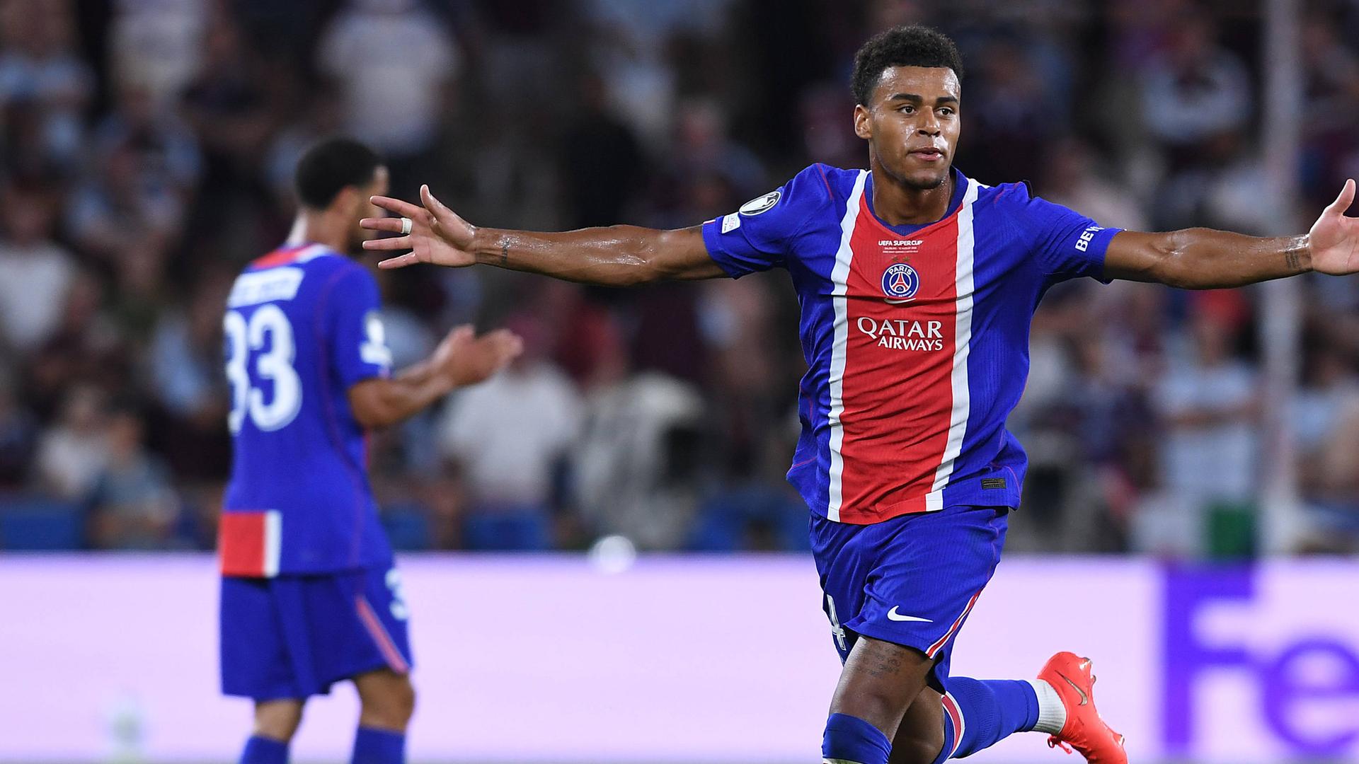 Paris Spieler Desire Doue jubelt nach seinem Tor gegen Aston Villa.