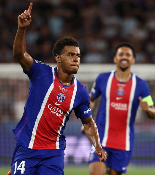 Paris Spieler Desire Doue jubelt nach seinem Tor gegen Aston Villa