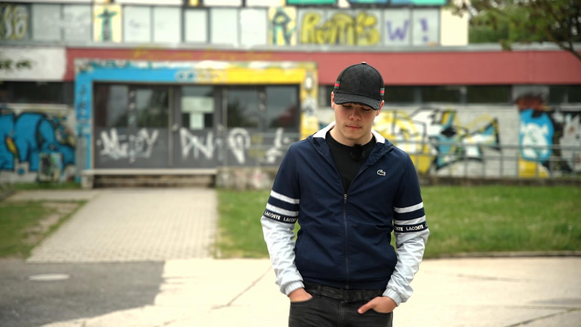 Jugendlicher vor Graffiti