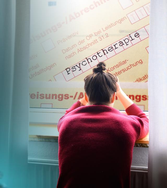 Collage: Eine Person in Rückenansicht hat frustriert den Kopf in die Hände gestützt. In einem Fensterrahmen vor ihr zeigt sich ein riesiger Überweisungsschein vom Arzt mit der Aufschrift "Psychotherapie". Links davon die Kuppel des Bundestagsgebäudes.