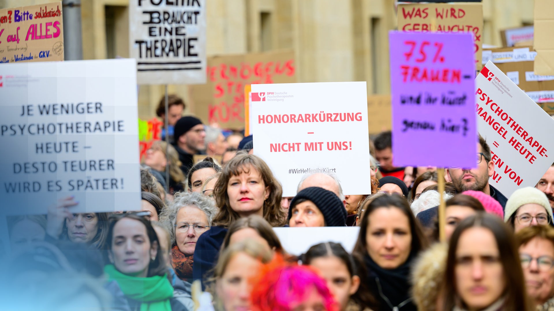 Demonstranten auf einer Demo mit Schildern.
